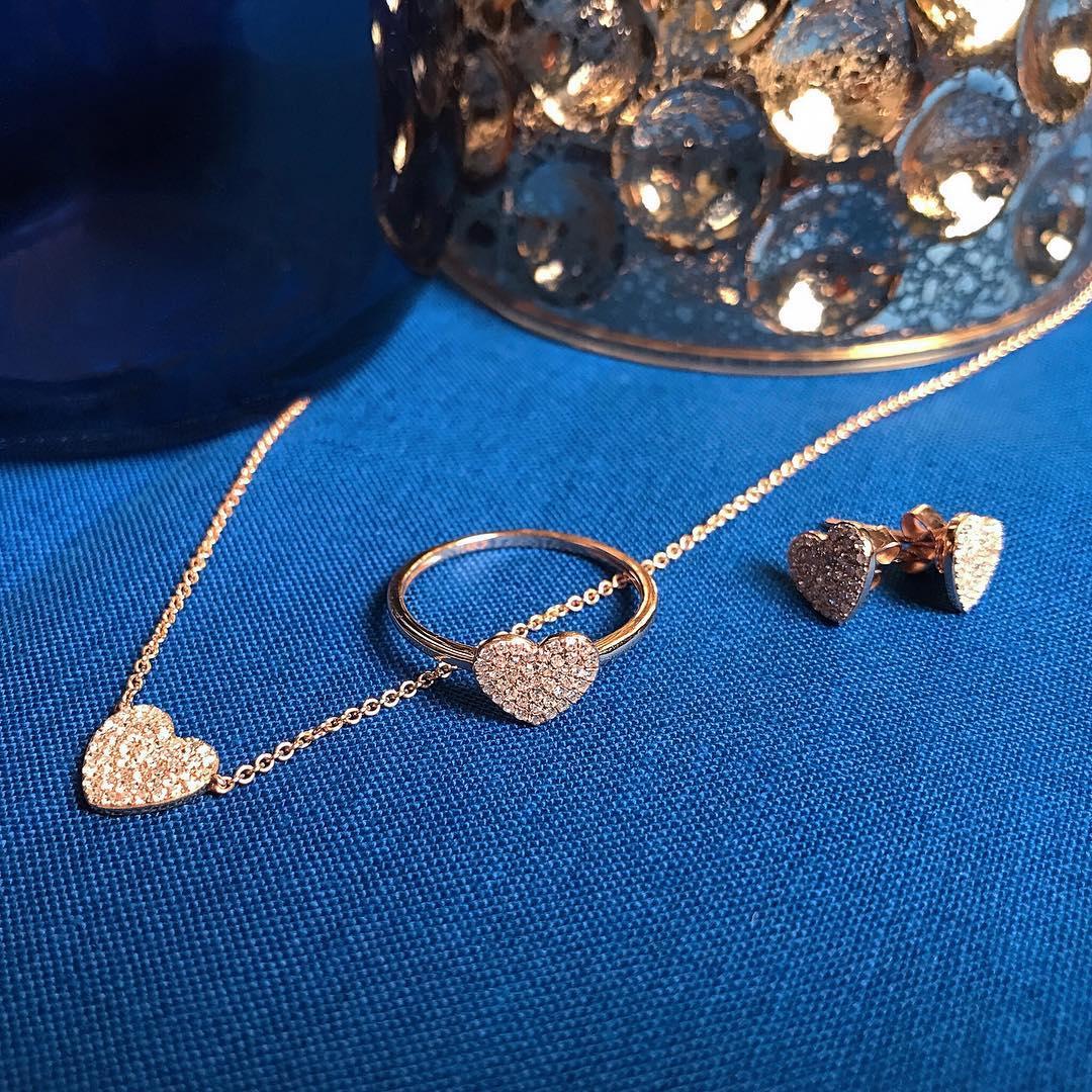 Clous d'oreilles cœur en or jaune avec diamants de 0,25 carat Pour femmes en vente