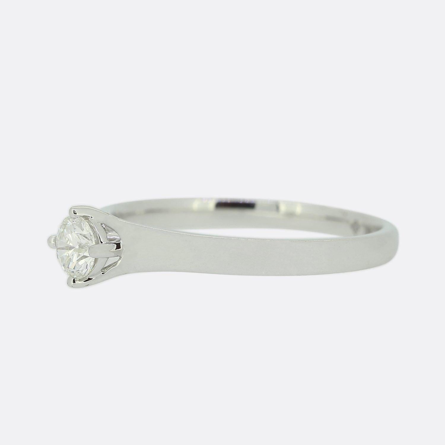 Il s'agit d'une bague de fiançailles solitaire en or blanc 18 ct. La bague présente un seul diamant rond de 0,25 carat taillé en brillant, serti dans une monture surélevée à 4 griffes.

Condit : Utilisé (Très bon)
Poids : 2.6 grammes
Taille : N