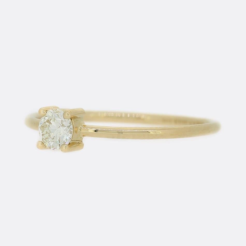 Dies ist ein 18ct Gelbgold Diamant Solitär-Ring. Der Ring beherbergt einen erhabenen, runden Diamanten im Brillantschliff von 0,25 Karat, der in eine Fassung mit 4 Krallen gefasst ist.

Zustand: Gebraucht (Ausgezeichnet)
Gewicht: 1.4