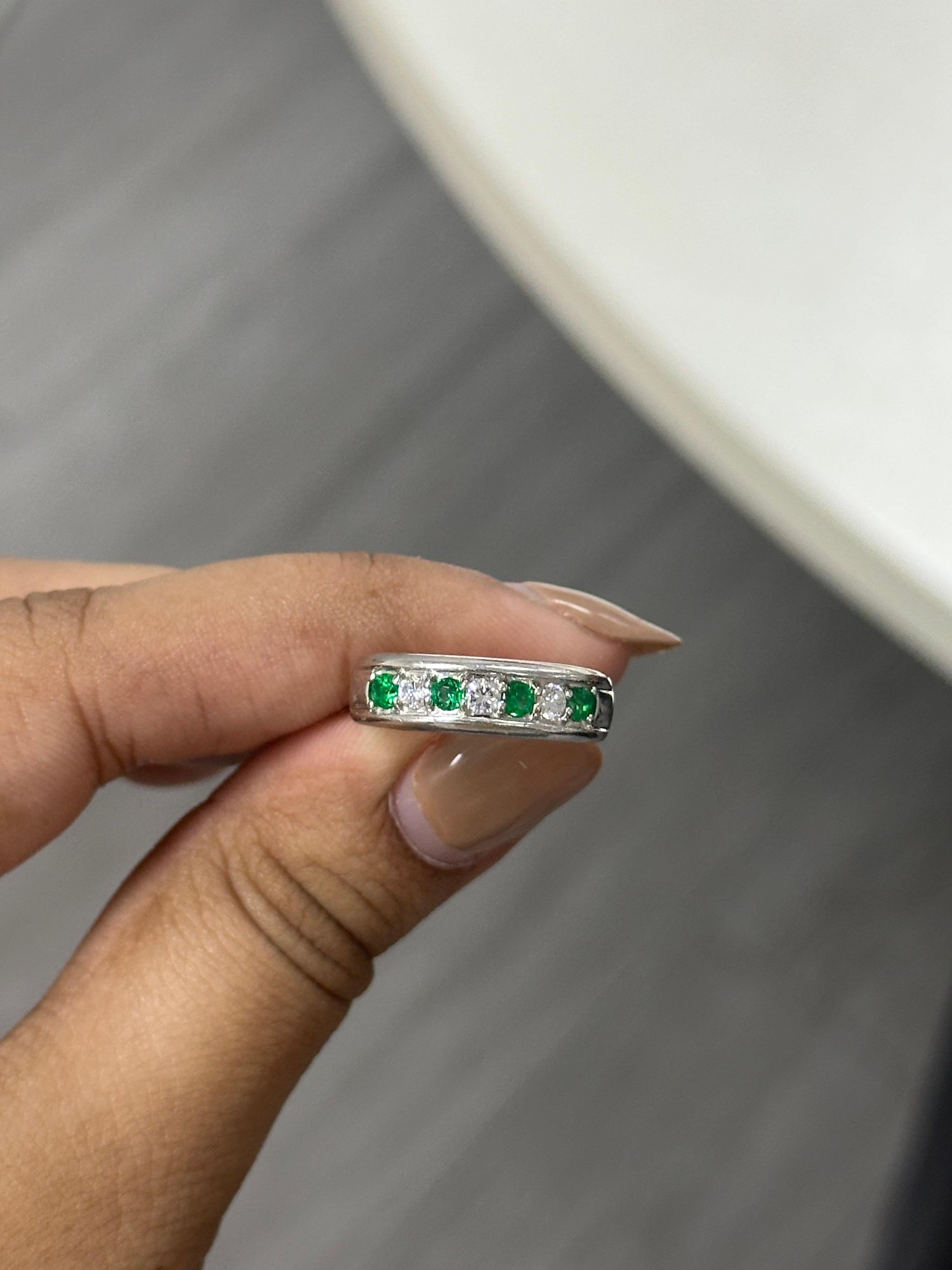 Grácil, luminoso y delicadamente refinado, este Anillo de Esmeralda captura la esencia de la elegancia discreta.
Engastado con una esmeralda de 0,25 quilates, el anillo irradia un sutil pero cautivador tono verde, símbolo de renovación y belleza