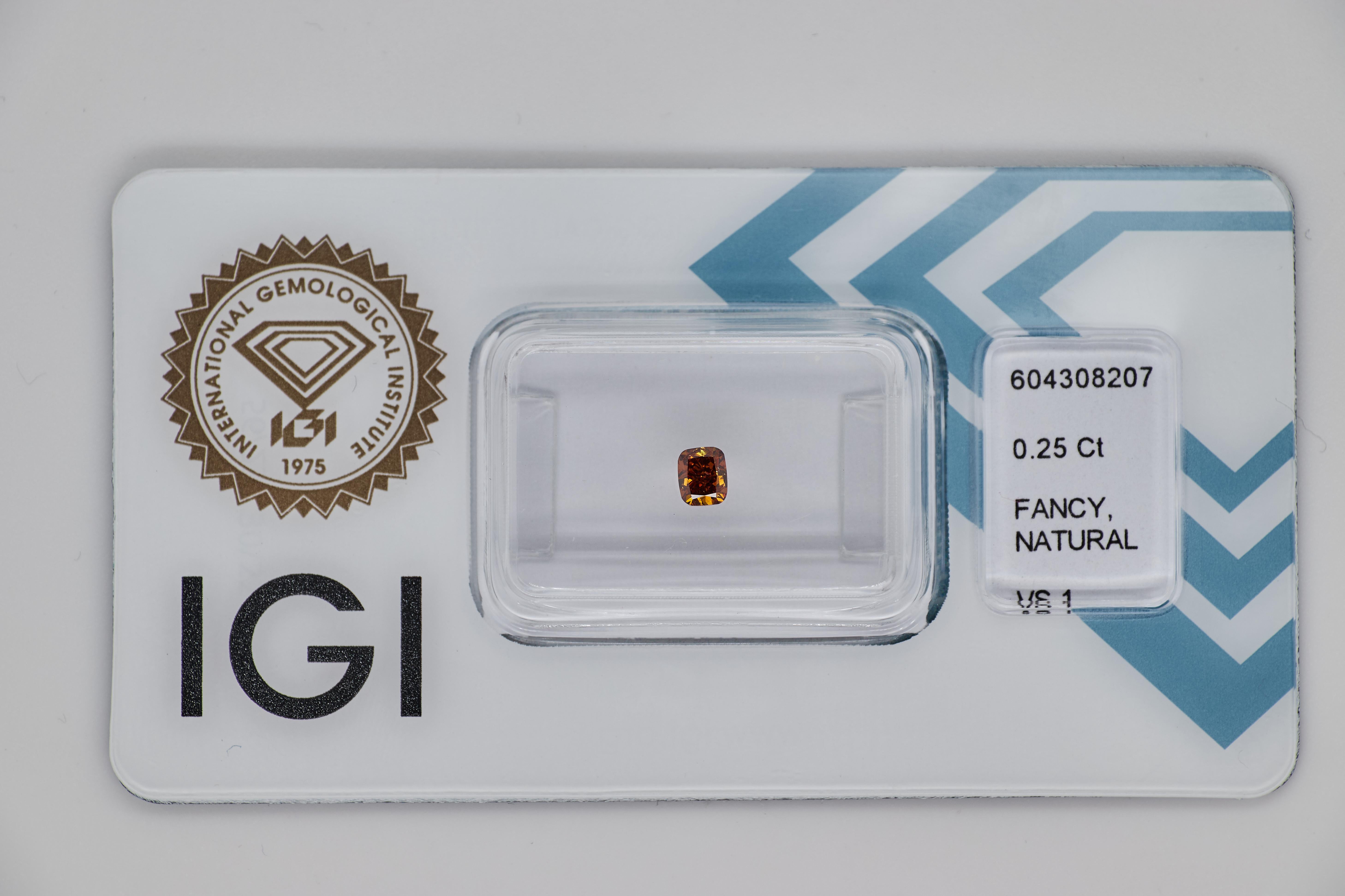 Questo diamante a cuscino da 0,25 carati di colore giallo-arancio intenso è una gemma vibrante e unica, perfetta per creare gioielli distintivi e accattivanti. Il taglio a cuscino esalta la brillantezza del diamante, mostrando la sua profonda