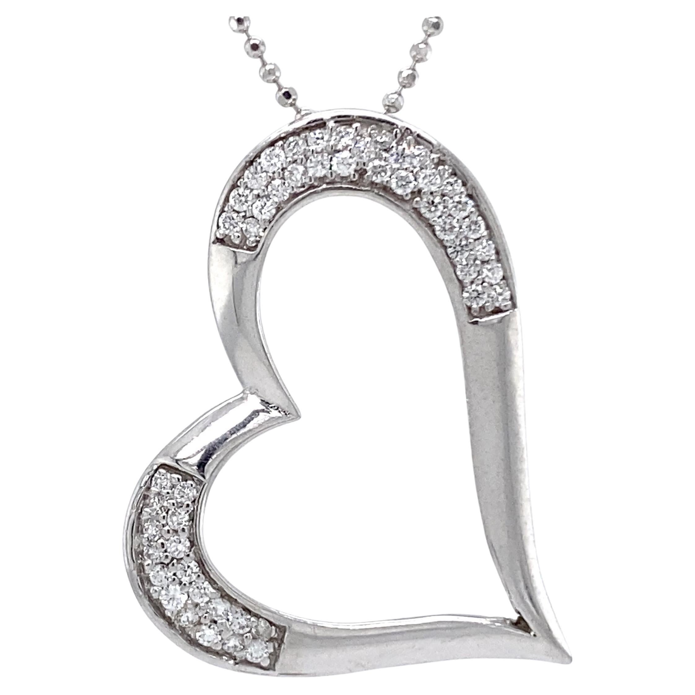 Pendentif "Coeur de Jazz" en pavé de diamants 0,25 carat Pendentif avec chaîne, le tout en or blanc en vente