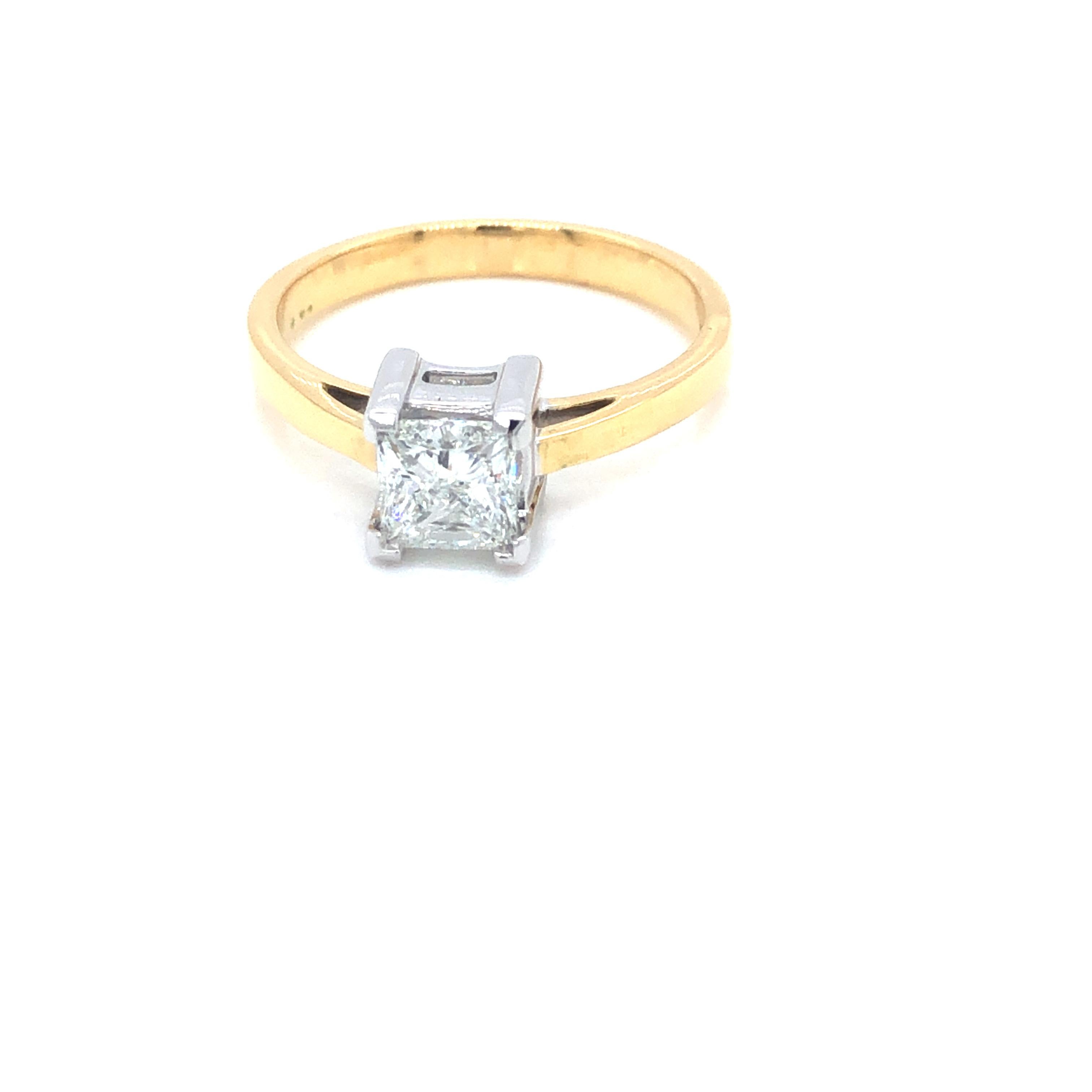 Bague de fiançailles solitaire Hasbani en or 18 carats avec diamant princesse de 0,25 carat Pour femmes en vente