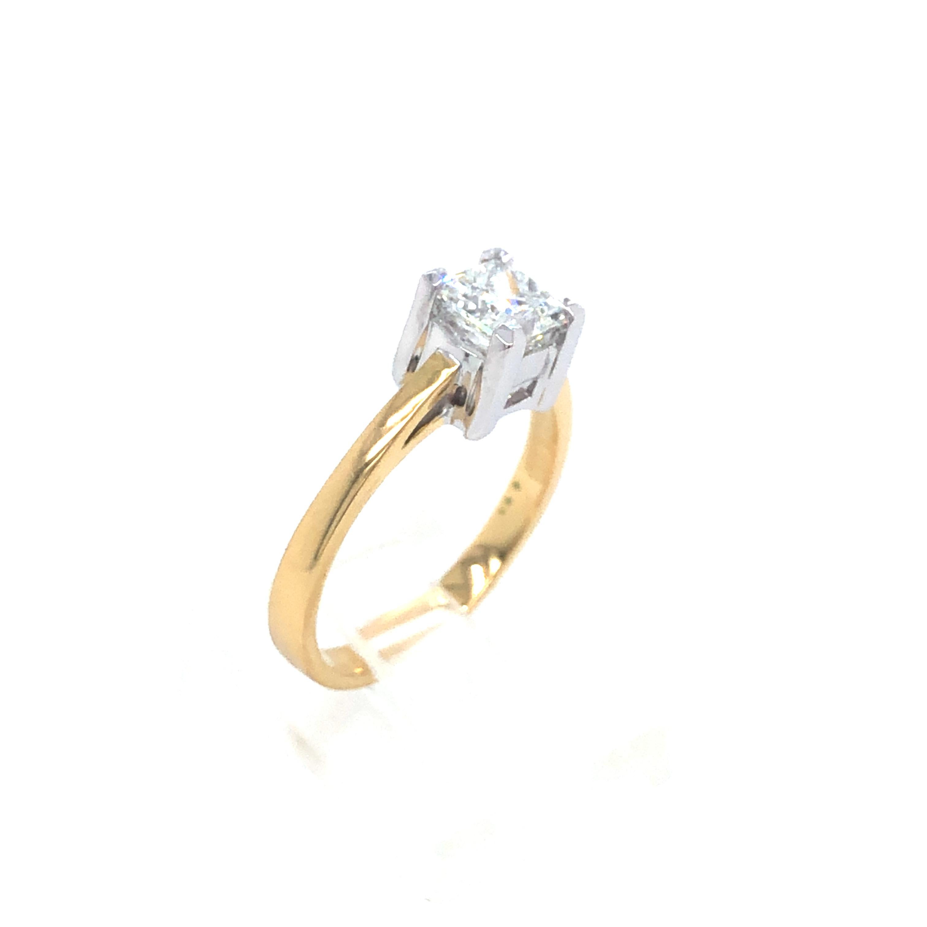 Bague de fiançailles solitaire Hasbani en or 18 carats avec diamant princesse de 0,25 carat en vente 1
