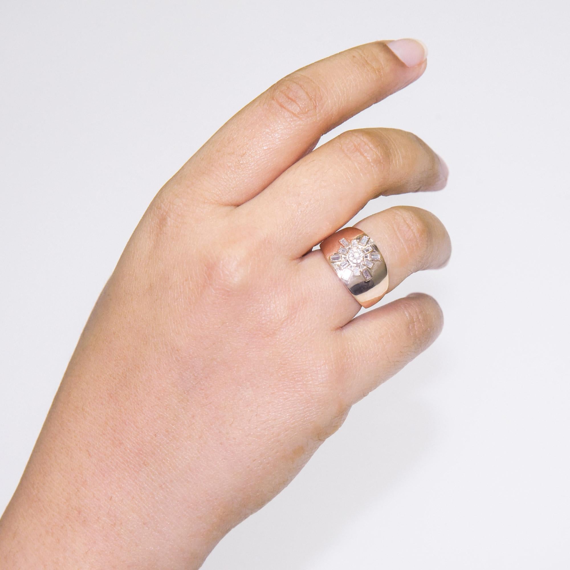 Taglio rotondo Anello con diamante rotondo e baguette da 0,25 carati in oro rosa 18KT con effetto Starburst in vendita