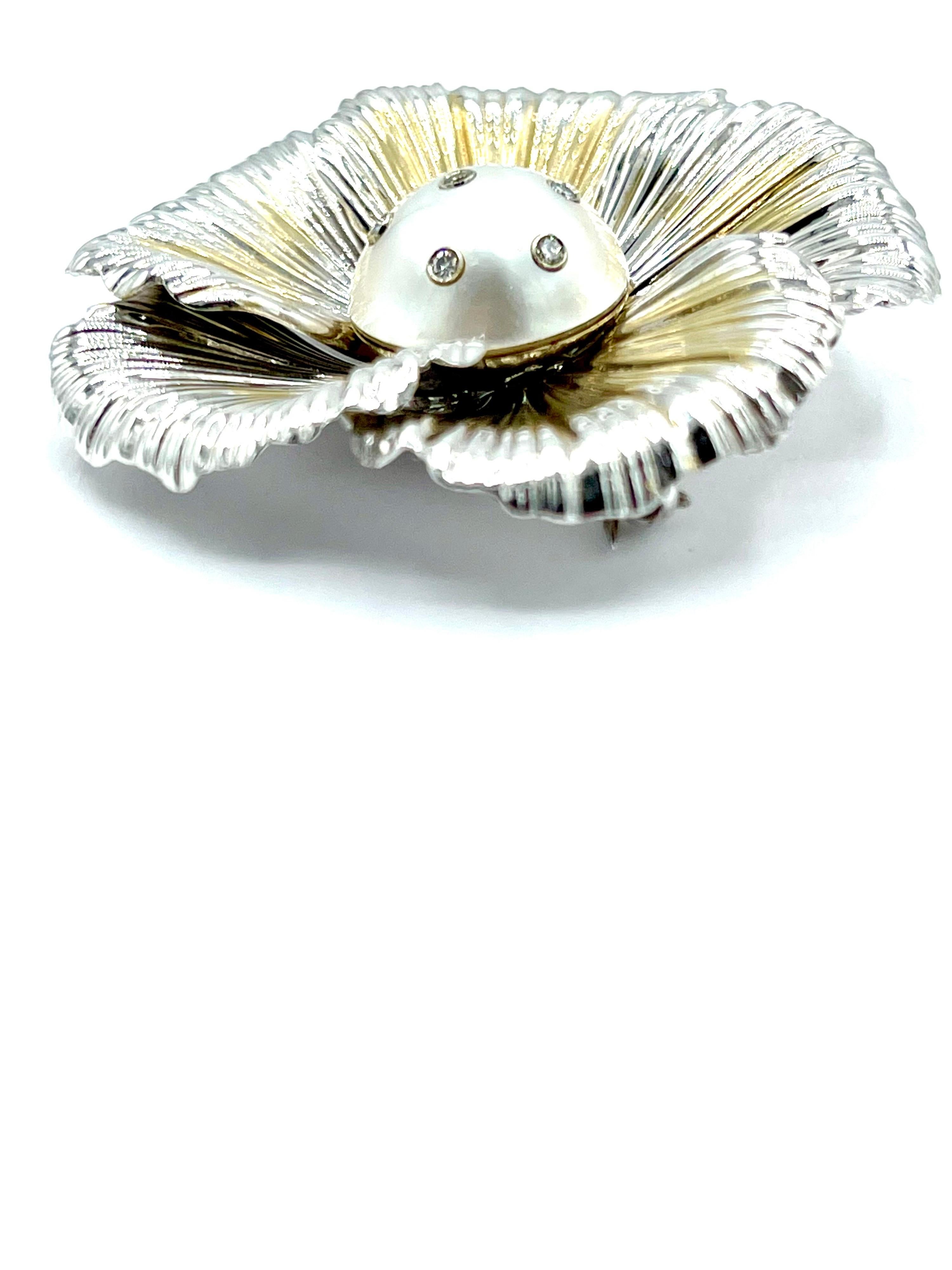 Round Cut 0.25 Carat Round Brilliant Diamond and Mabe Pearl White Gold Flower Brooch