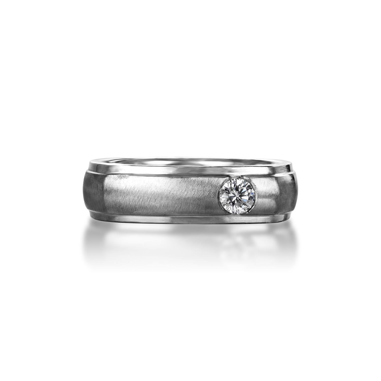 Earth Mined Center Diamond:
Carat Weight: 0.25 Carats
Style: Round Brilliant Cut



Setting:
Metal: Platinum 17.00 grams
Square-ish desing Ring
Total Carat Weight: 0.25 Carats