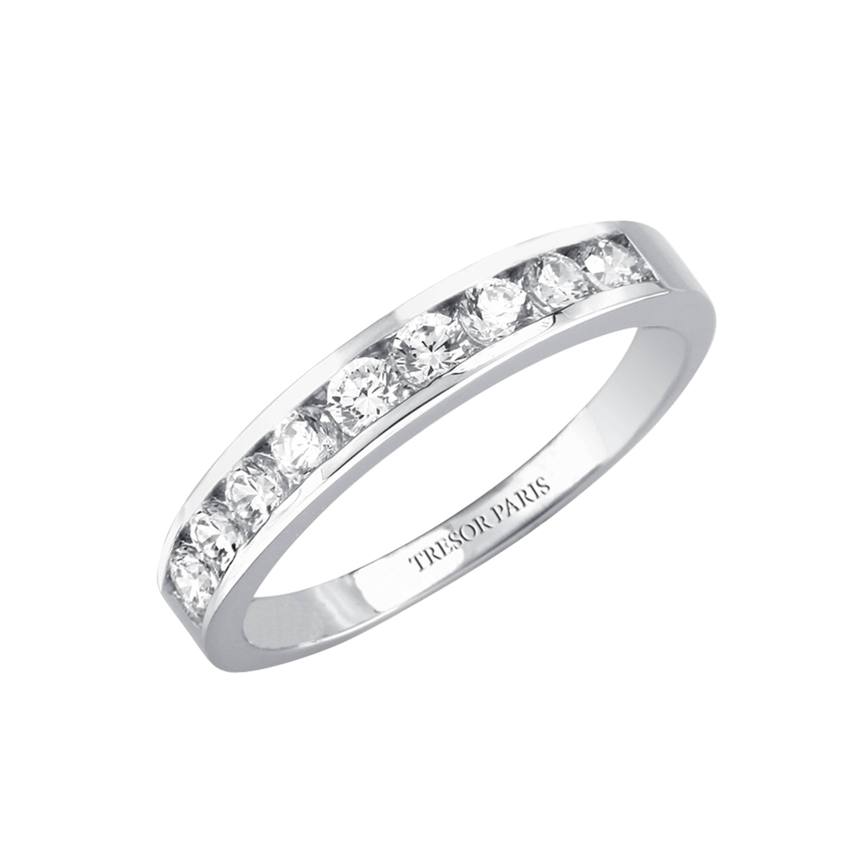 Anillo de oro blanco de 18 quilates con diamante redondo de 0,25 quilates engastado en canal y media banda eterna
