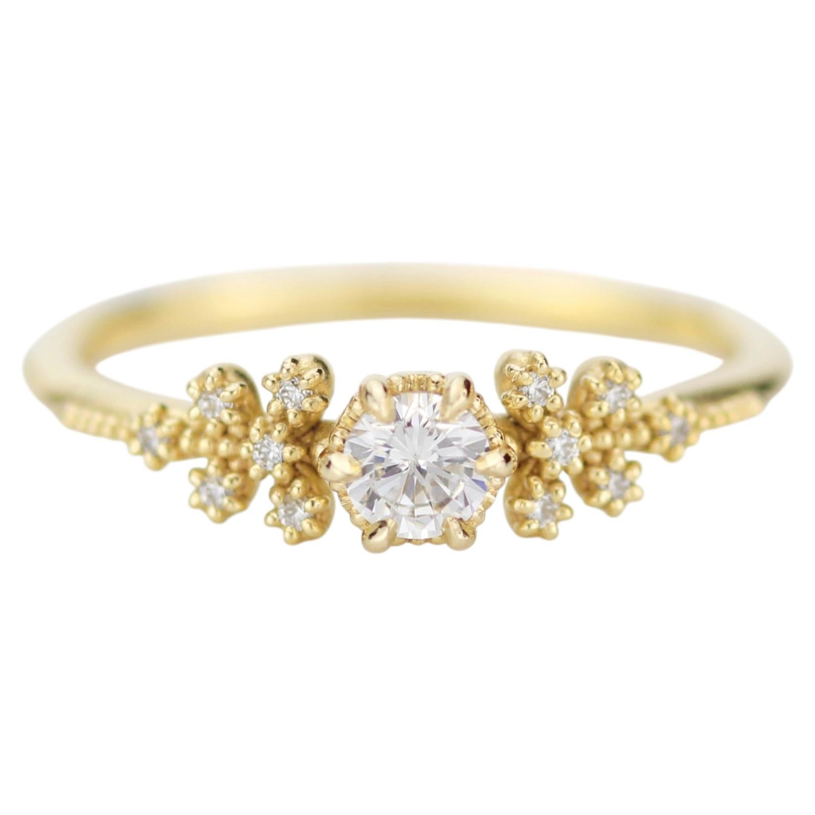 En vente :  Bague de fiançailles à pétales avec diamant rond de 0,25 carat par NOOI JEWELRY