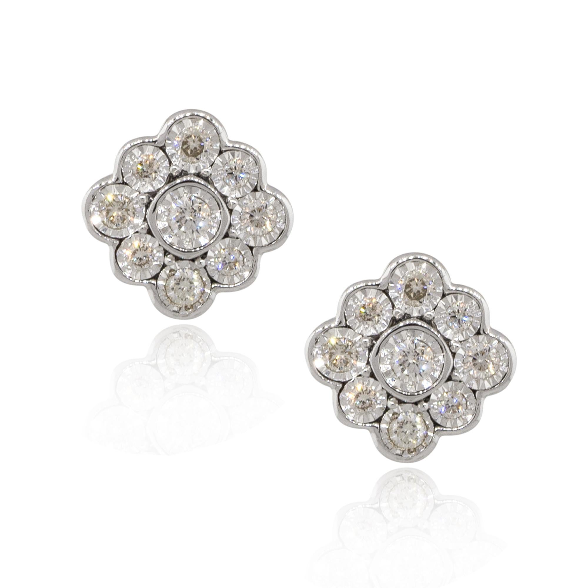 Clous d'oreilles à fleurs en or 14 carats avec diamants ronds de 0,25 carat en vente 1