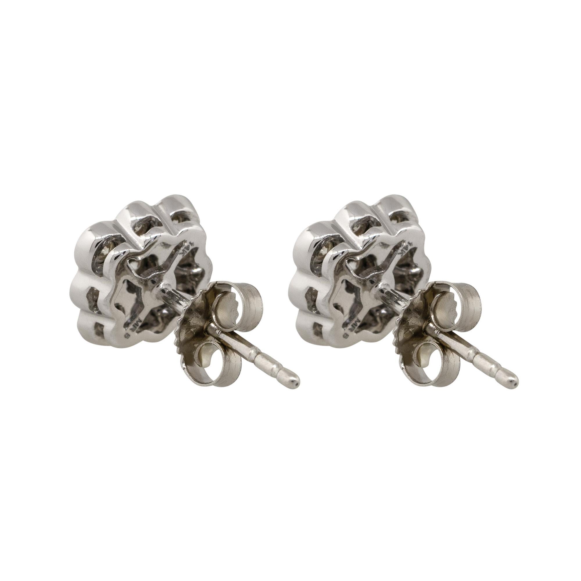 Clous d'oreilles à fleurs en or 14 carats avec diamants ronds de 0,25 carat en vente 4