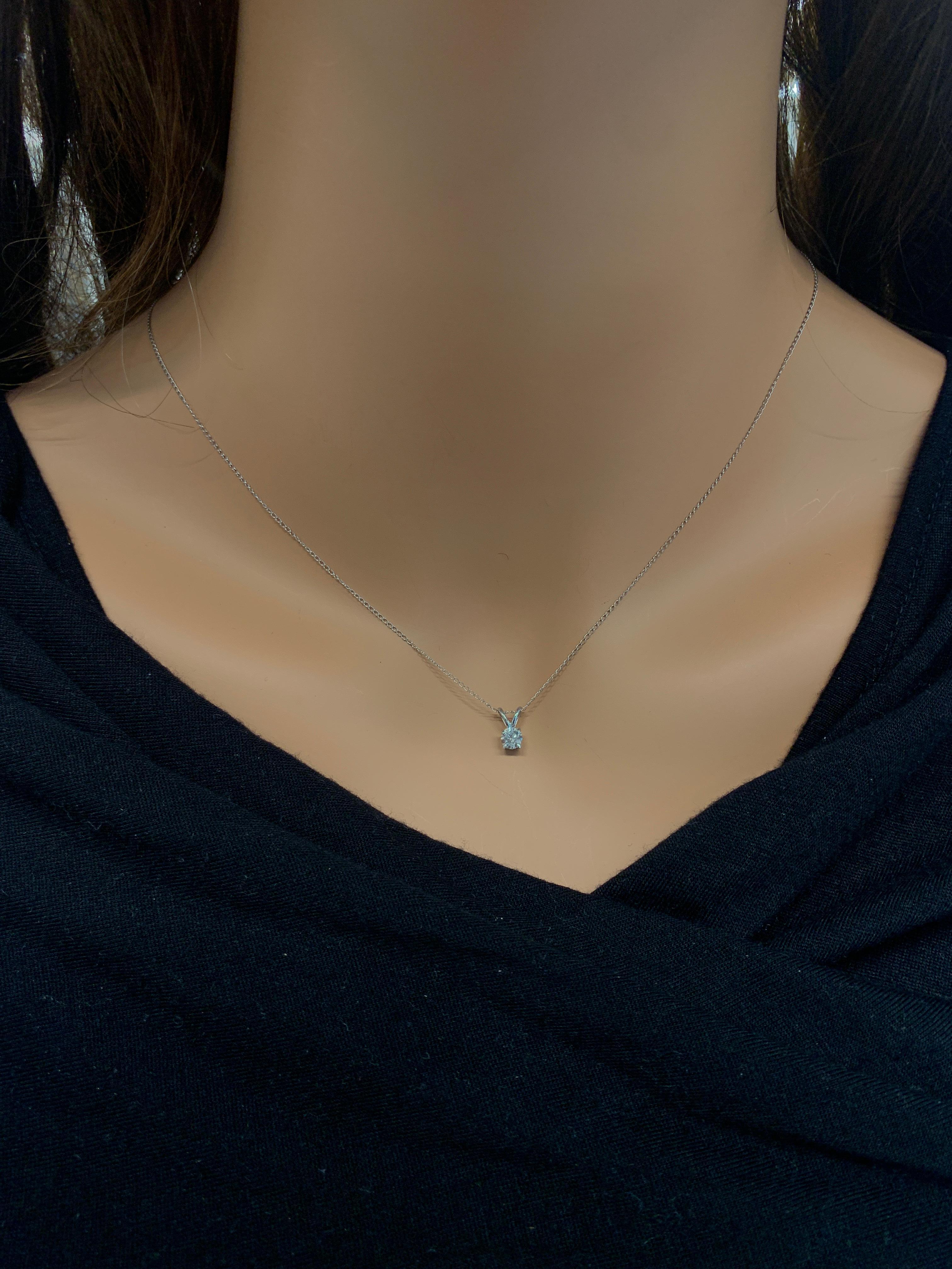 Questo pendente solitario presenta un diamante rotondo da 0,25 carati incastonato nell'oro bianco 14 carati, per un look sottile ma elegante. La dimensione ridotta del diamante lo rende un'opzione conveniente per chi cerca un gioiello delicato e
