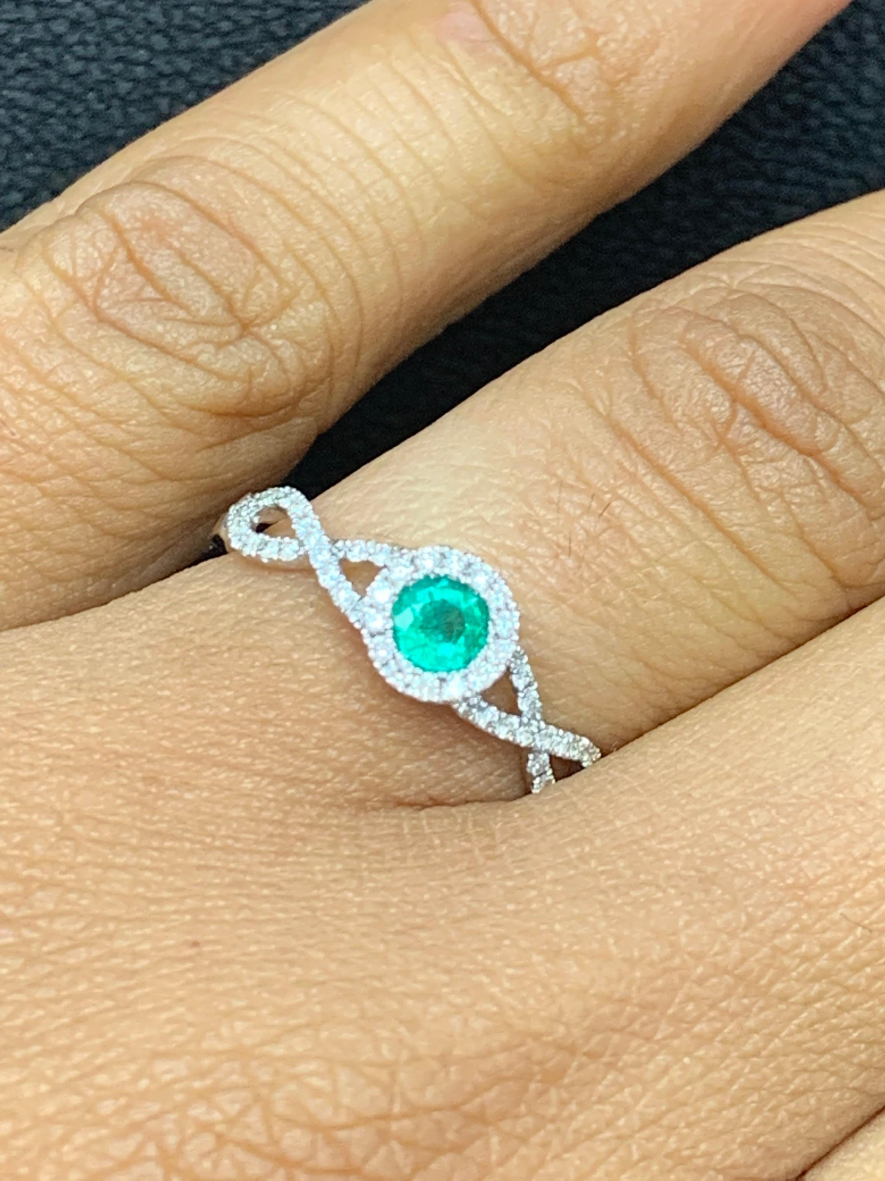 0.25 Carat Round Emerald Fashion Ring in 14K White Gold In New Condition For Sale In NEW YORK, NY