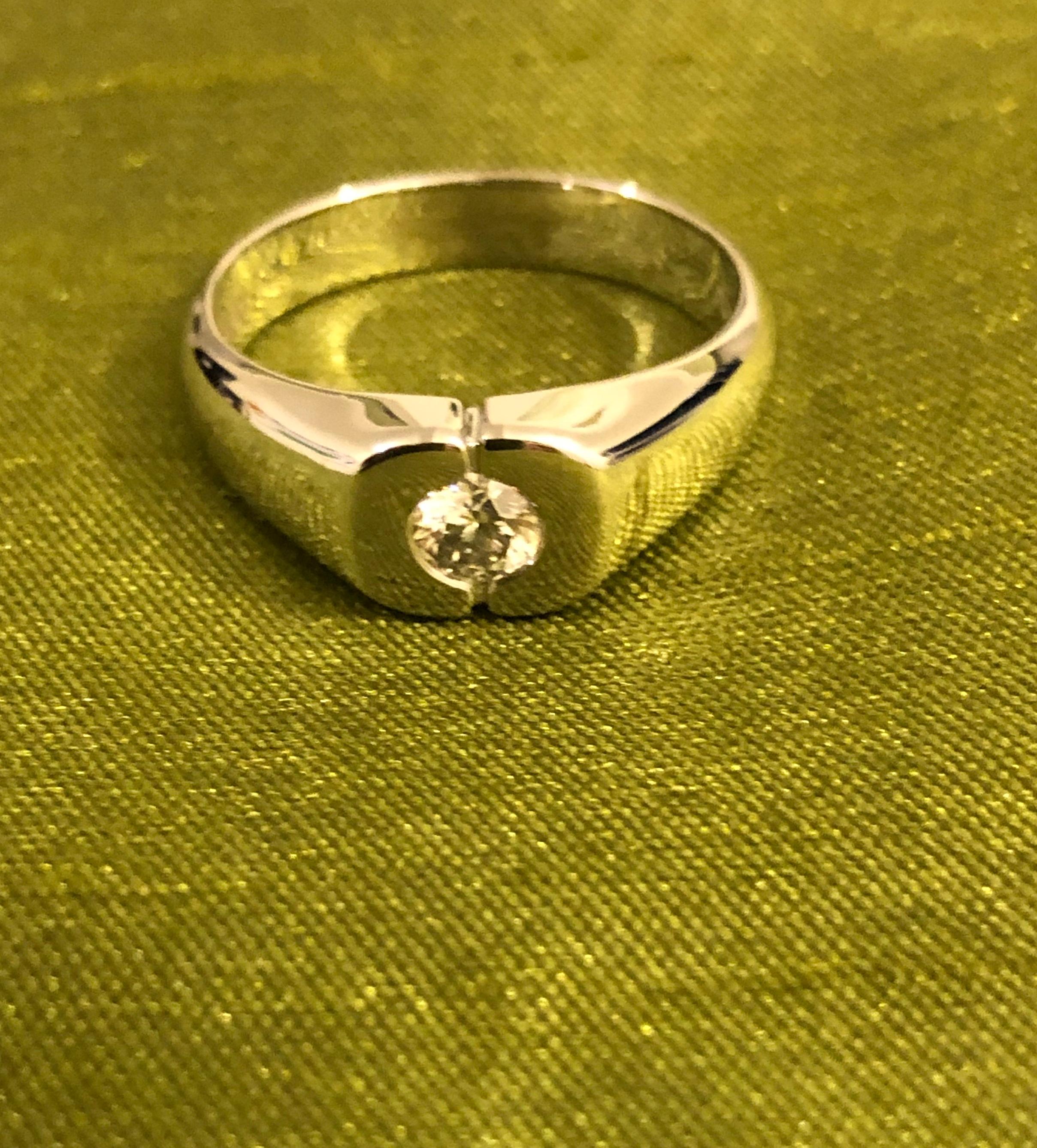 0.25 Carat Round White Diamond 18 Kt White Gold Men's Signet Gentleman Ring For Sale 6