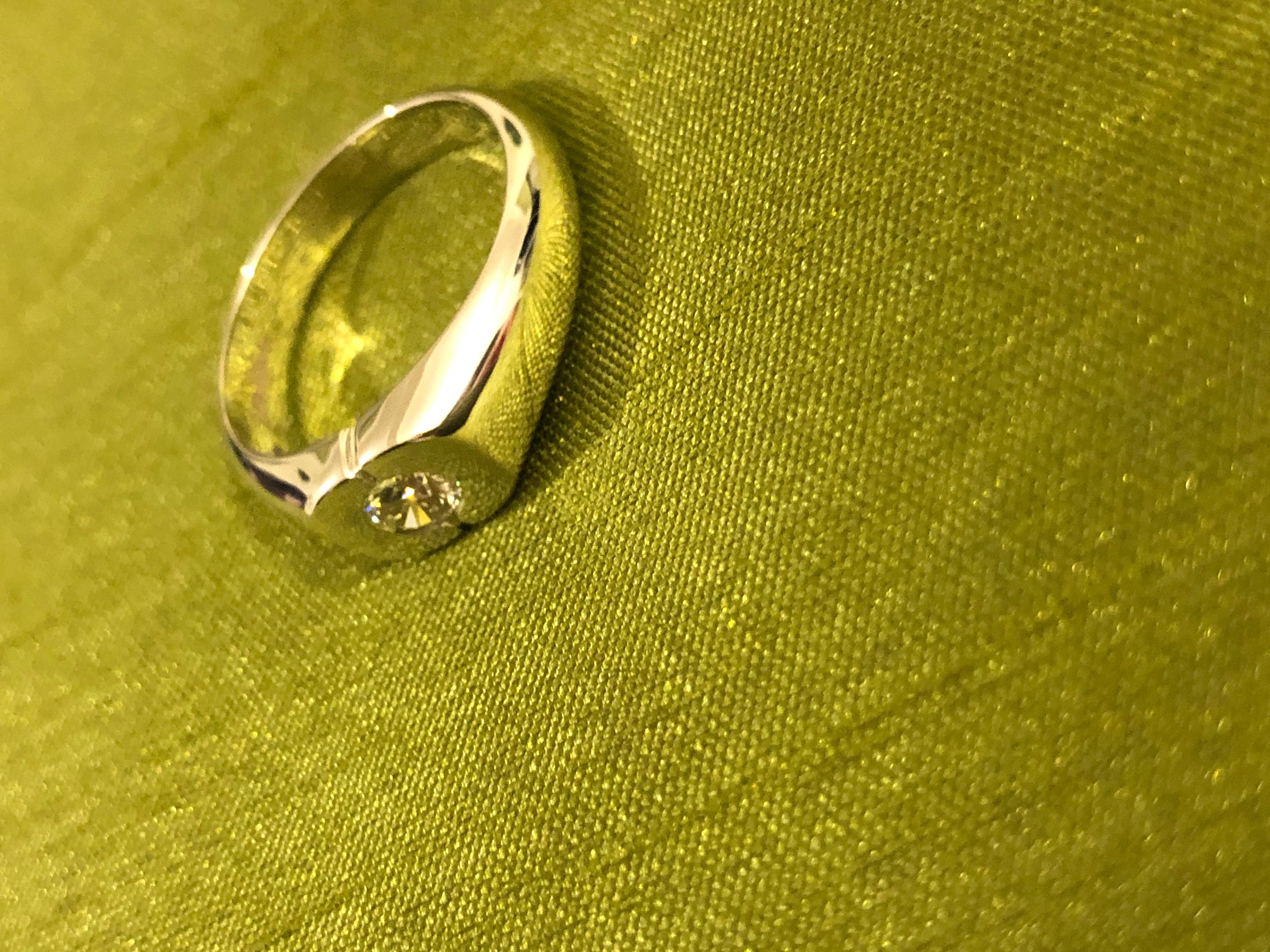 0.25 Carat Round White Diamond 18 Kt White Gold Men's Signet Gentleman Ring For Sale 11