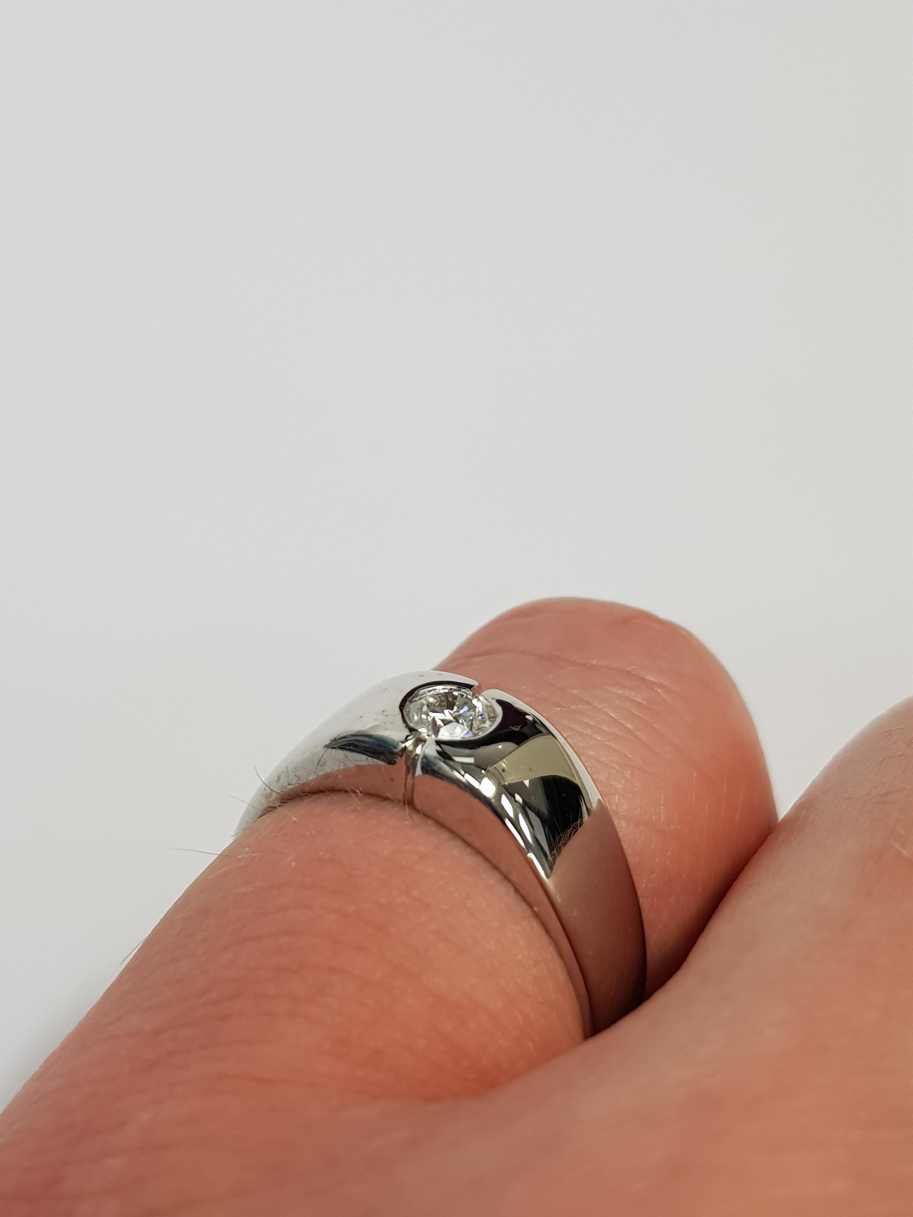 Taglio rotondo Anello Signet Gentleman da uomo con diamante bianco rotondo da 0,25 carati in oro bianco 18 kt in vendita