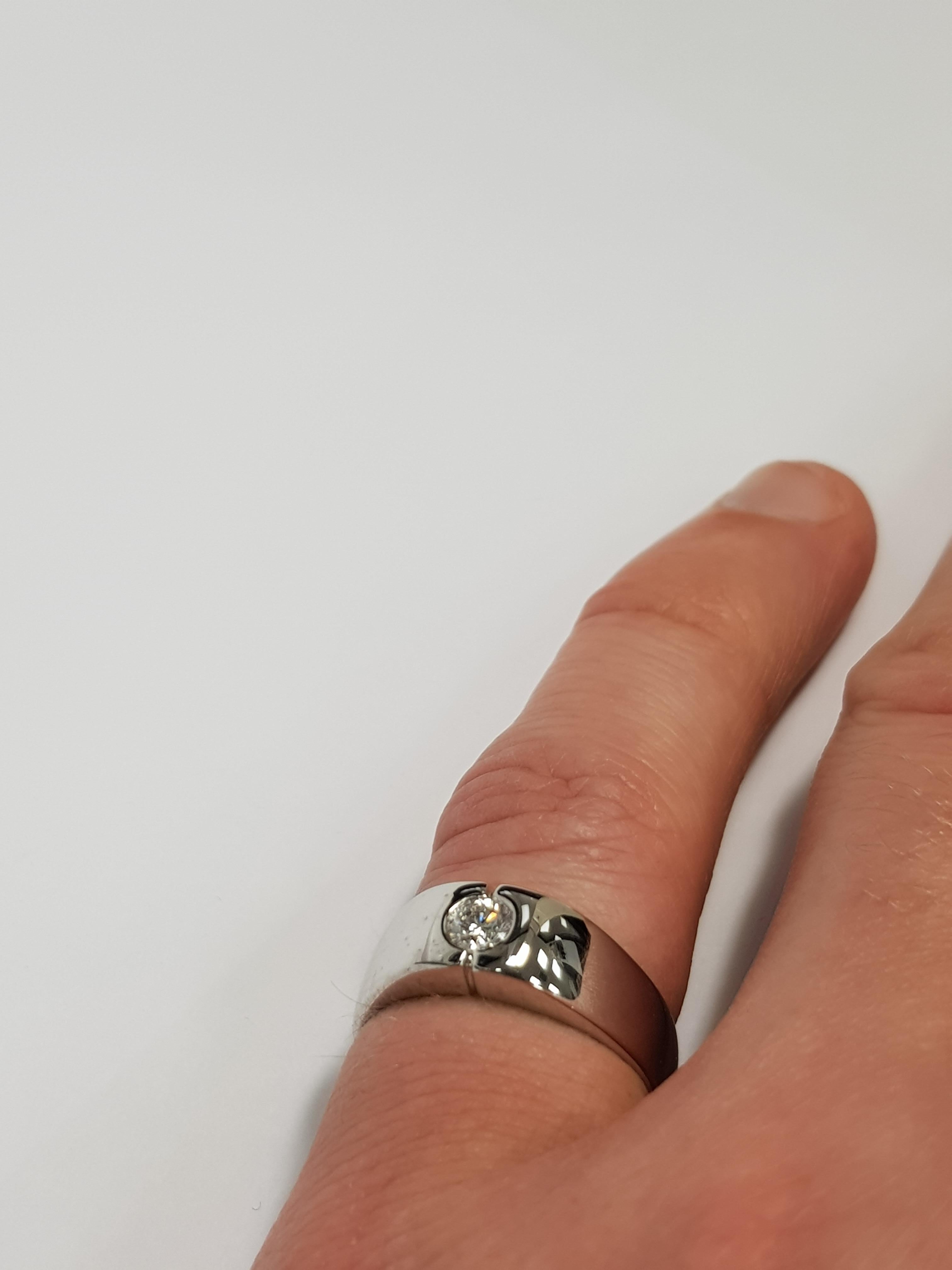Modern 0.25 Carat Round White Diamond 18 KT White Gold Men's Signet Ring
