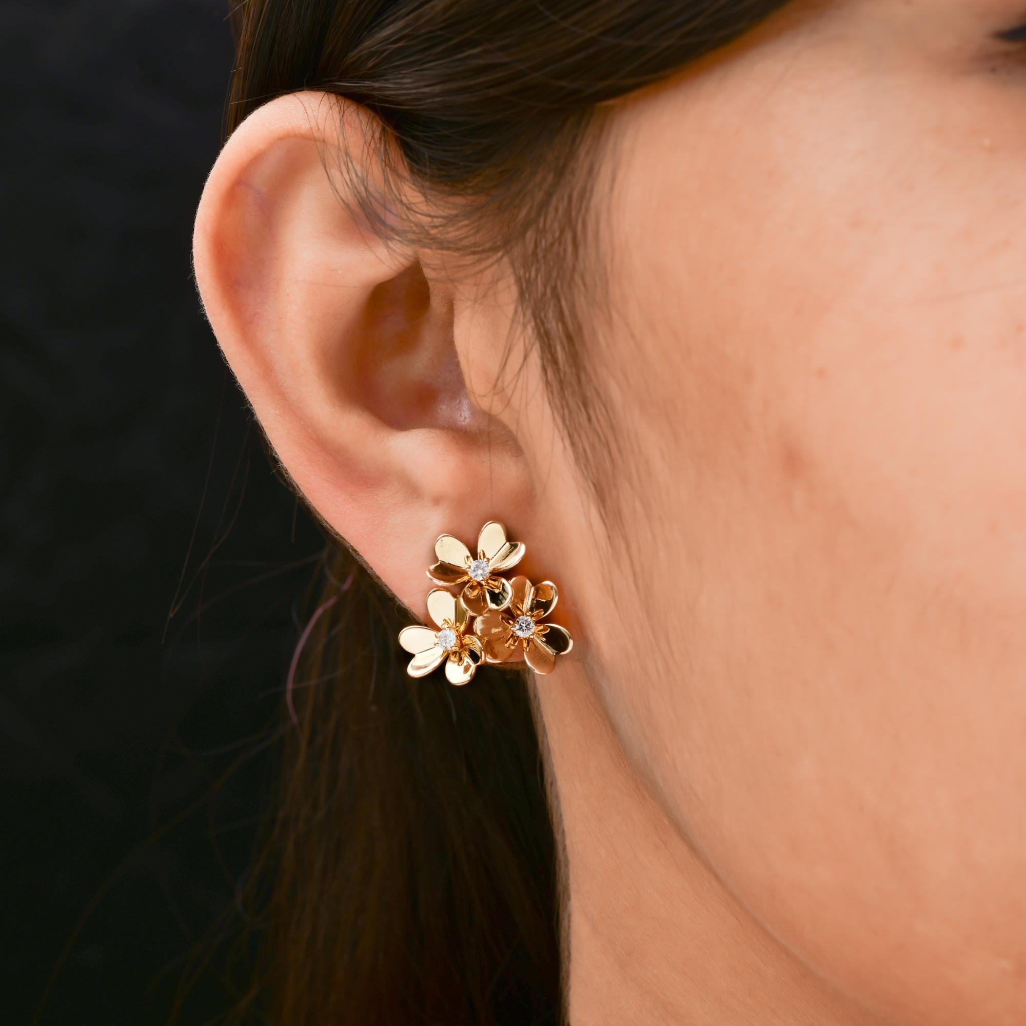 Modern 0.25 Carat SI Clarity HI Color Diamond Flower Earrings 14 Karat Yellow Gold For Sale