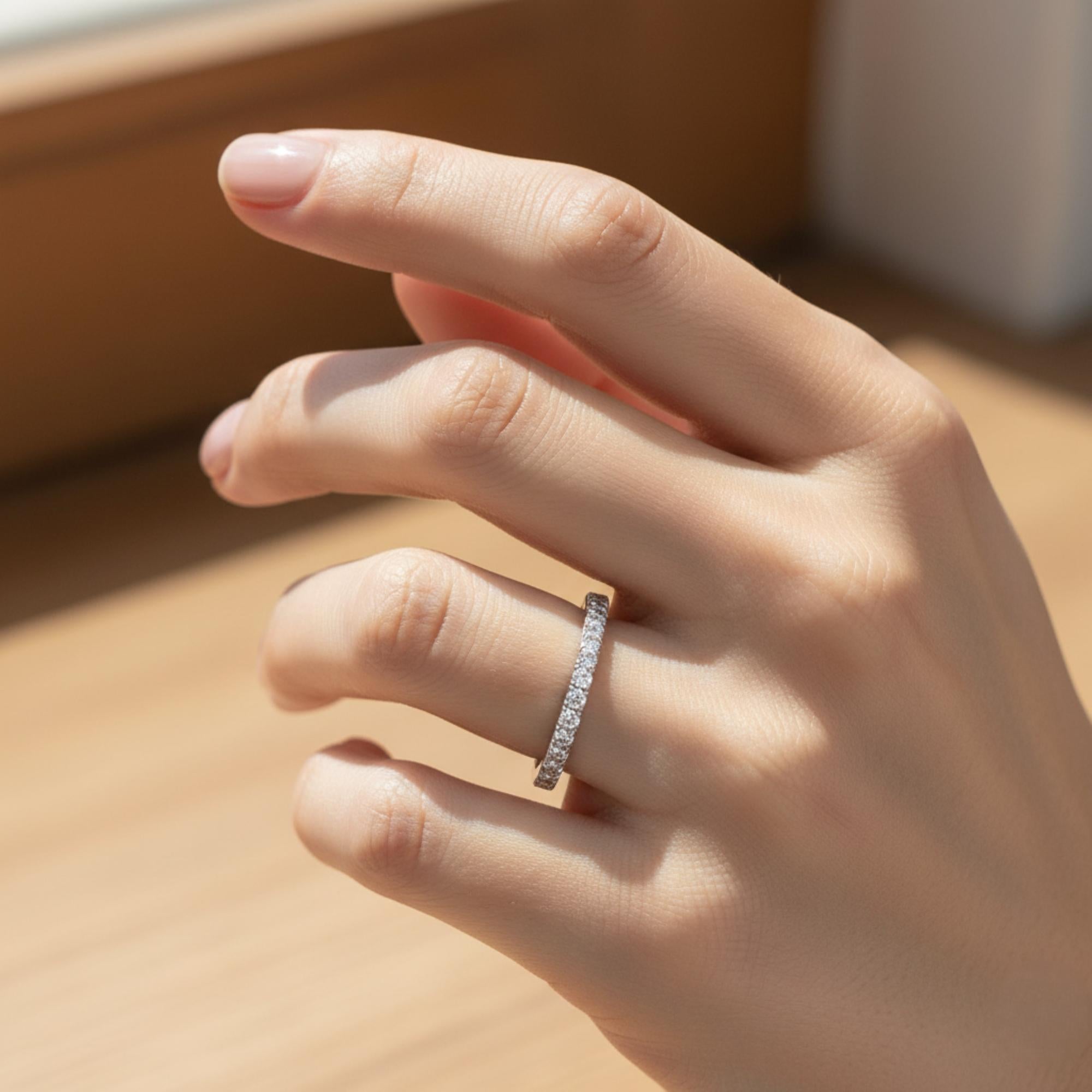 Dieser exquisite Ring ist aus 18-karätigem Gold gegossen und mit 0,25 Karat funkelnden Diamanten besetzt.

Der Ring hat die Größe 7 US und kann auf Anfrage größer oder kleiner gemacht werden. FOLLOW SPECTRUM JEWELS Storefront, um die neueste