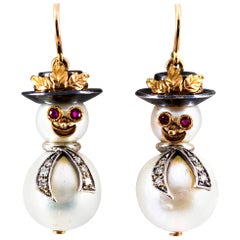 0.boucles d'oreilles "bonhomme de neige" en or jaune avec diamant blanc 25 carats:: rubis et perle d'orient