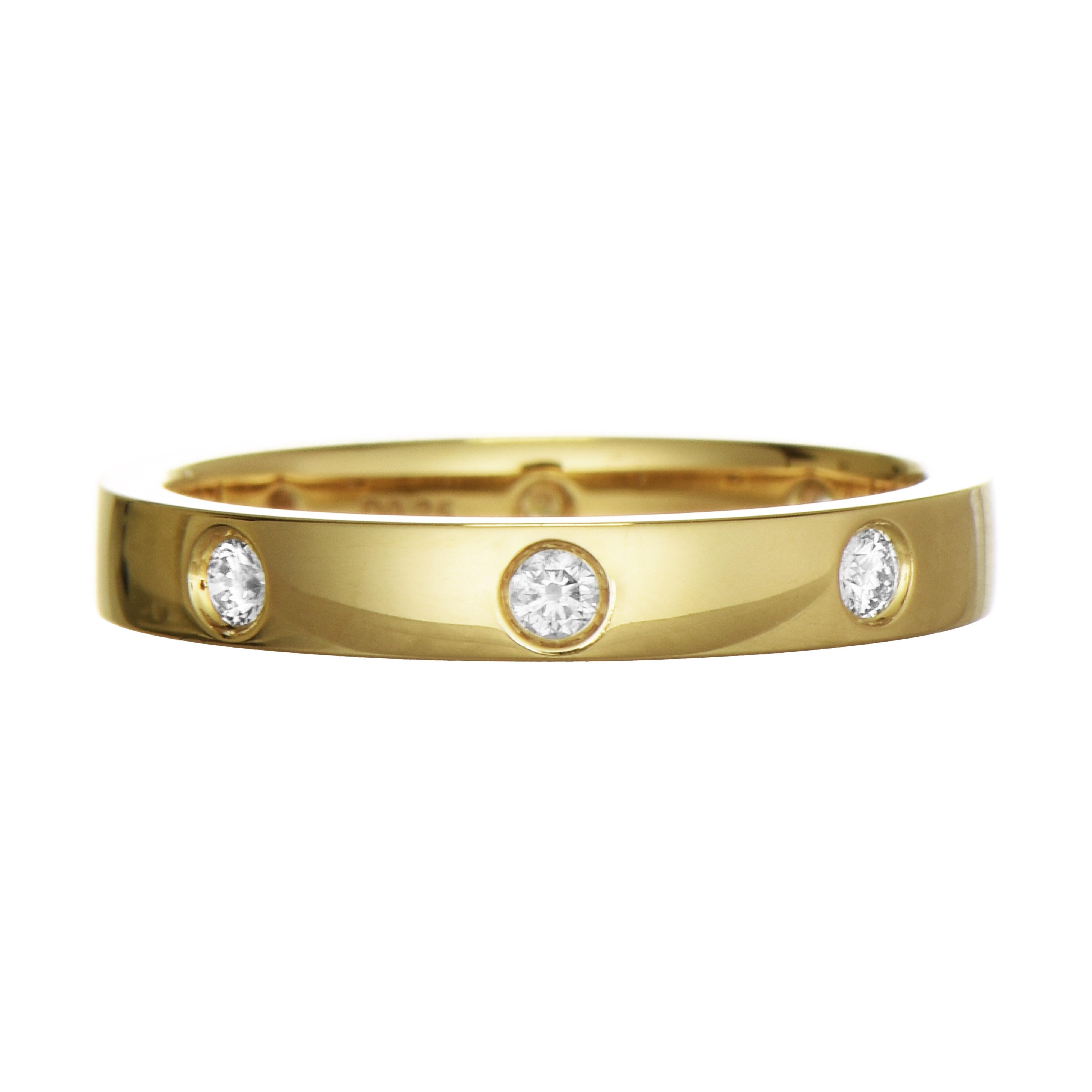 Elegance simple. 
Cette bague d'éternité présente des diamants blancs sur tout le pourtour, sertis dans de l'or jaune.

8 diamants blancs : 0,25 carat, taille ronde
Métal : or jaune 18 carats, 4,10 grammes