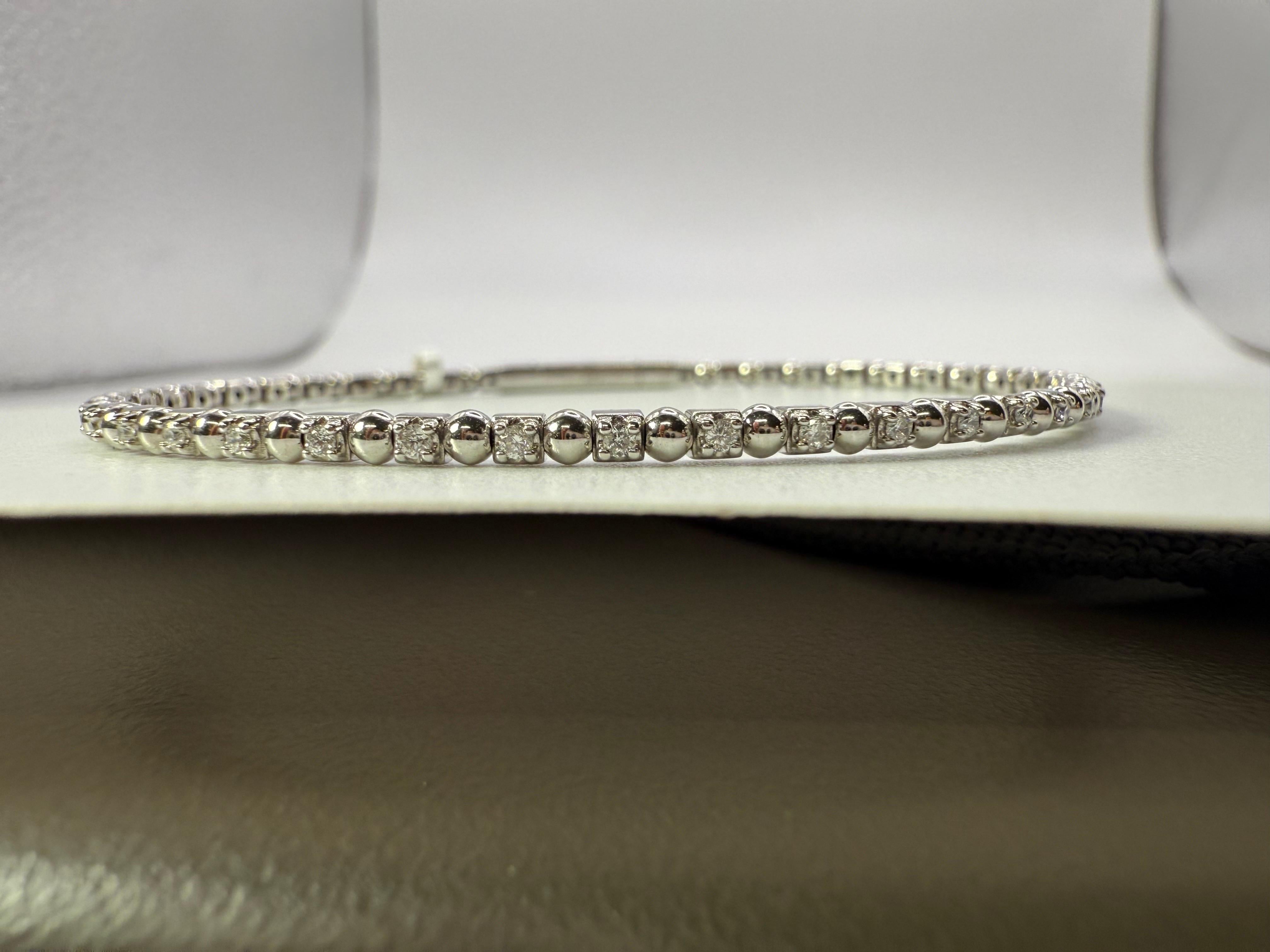 Bracciale flessibile moderno, design a bolla con diamanti naturali da 0,25 carati di purezza VS-SI e colore F-G. Si adatta a molti polsi perché è super elastica e la qualità è impeccabile, realizzata in oro 14KT.

QUELLO CHE TROVI PRESSO LA