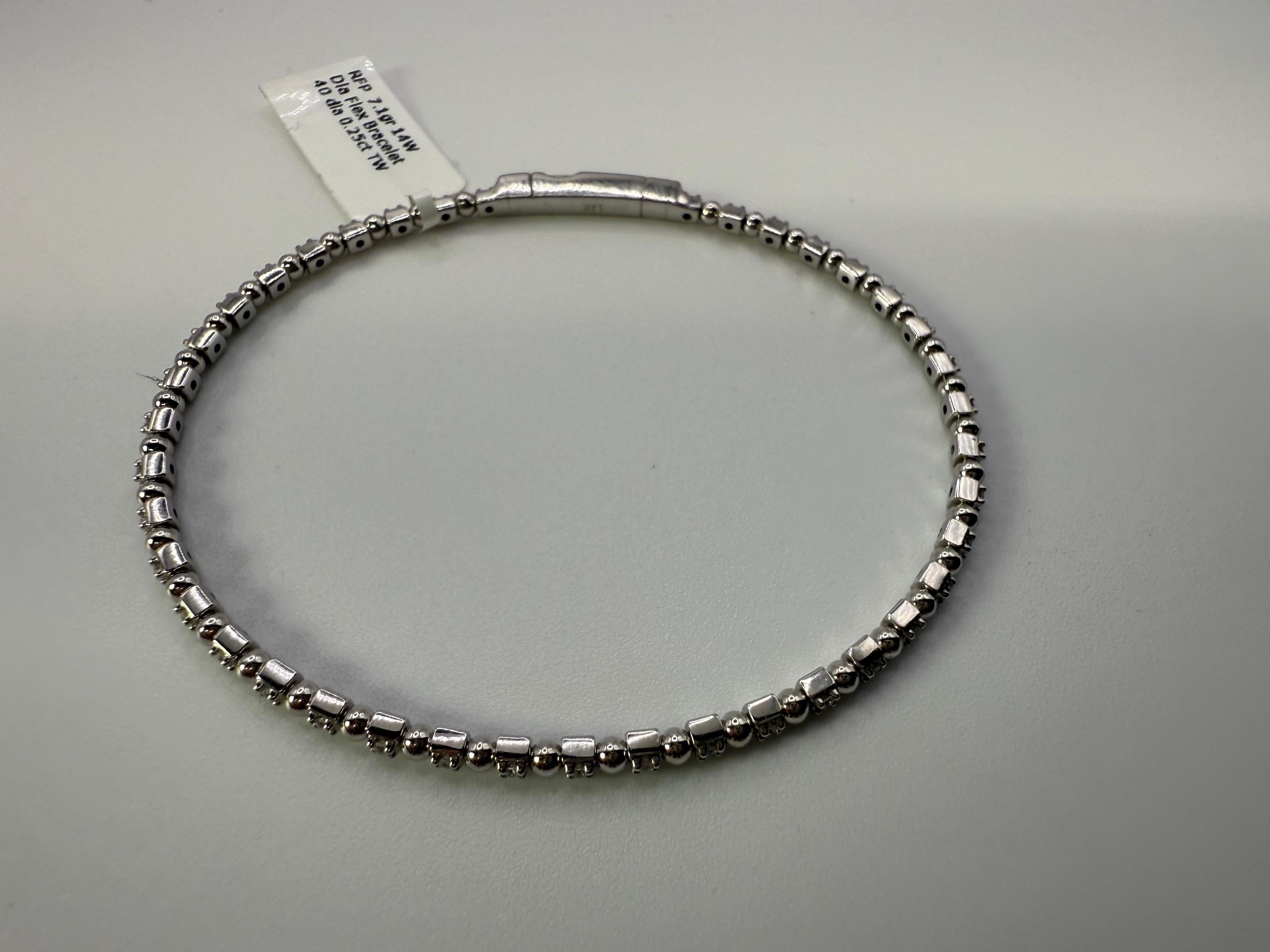 Taglio rotondo Bracciale bangle con diamanti flessibili da 0,25 carati in vendita