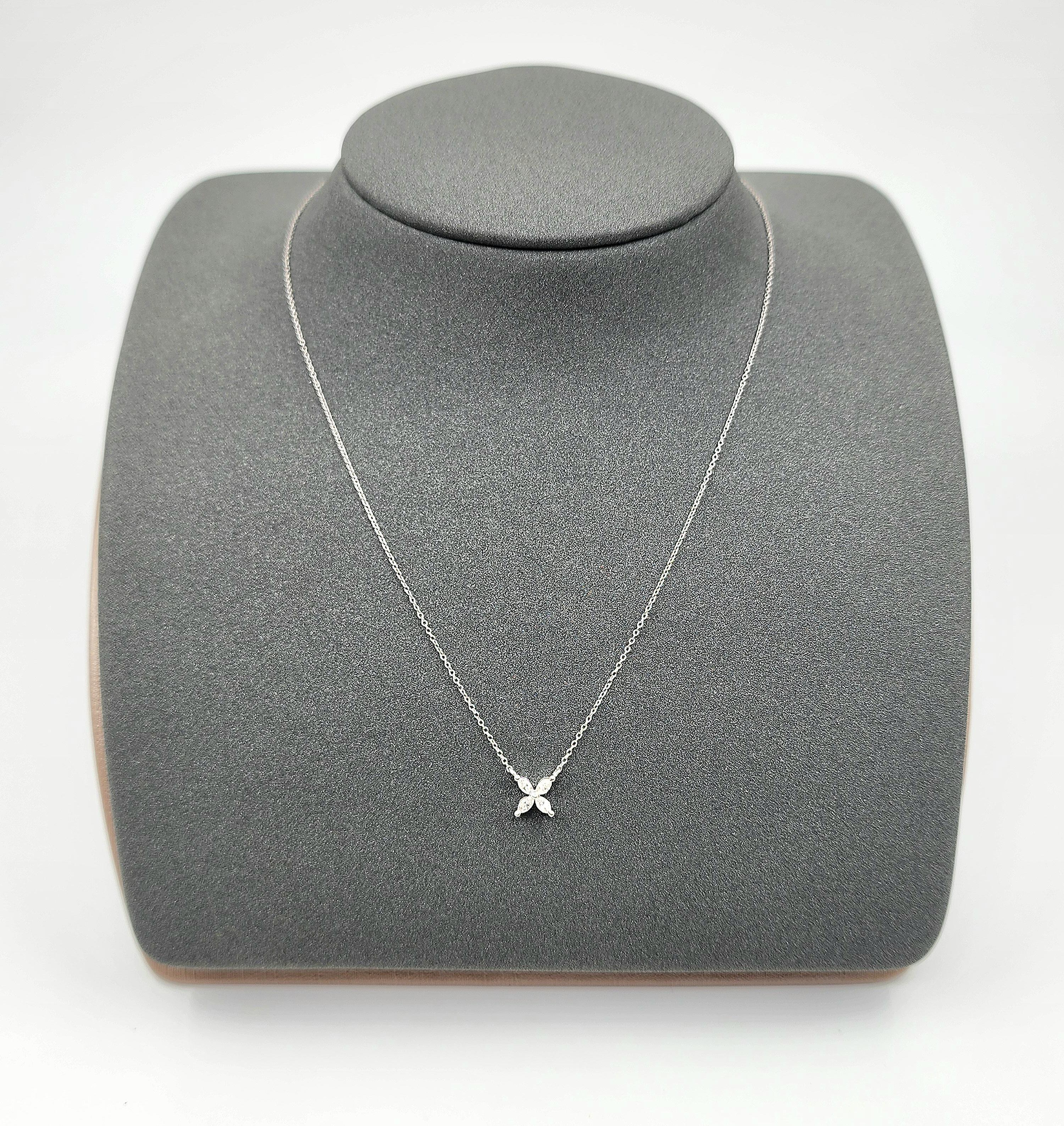 Questa elegante collana con pendente presenta 4 diamanti con un peso in carati approssimativo di 0,25. Il diamante ha un taglio a marquise, una purezza SI1/SI2 e un colore di grado G/H. Incastonato in oro bianco 18 carati, il ciondolo forma una