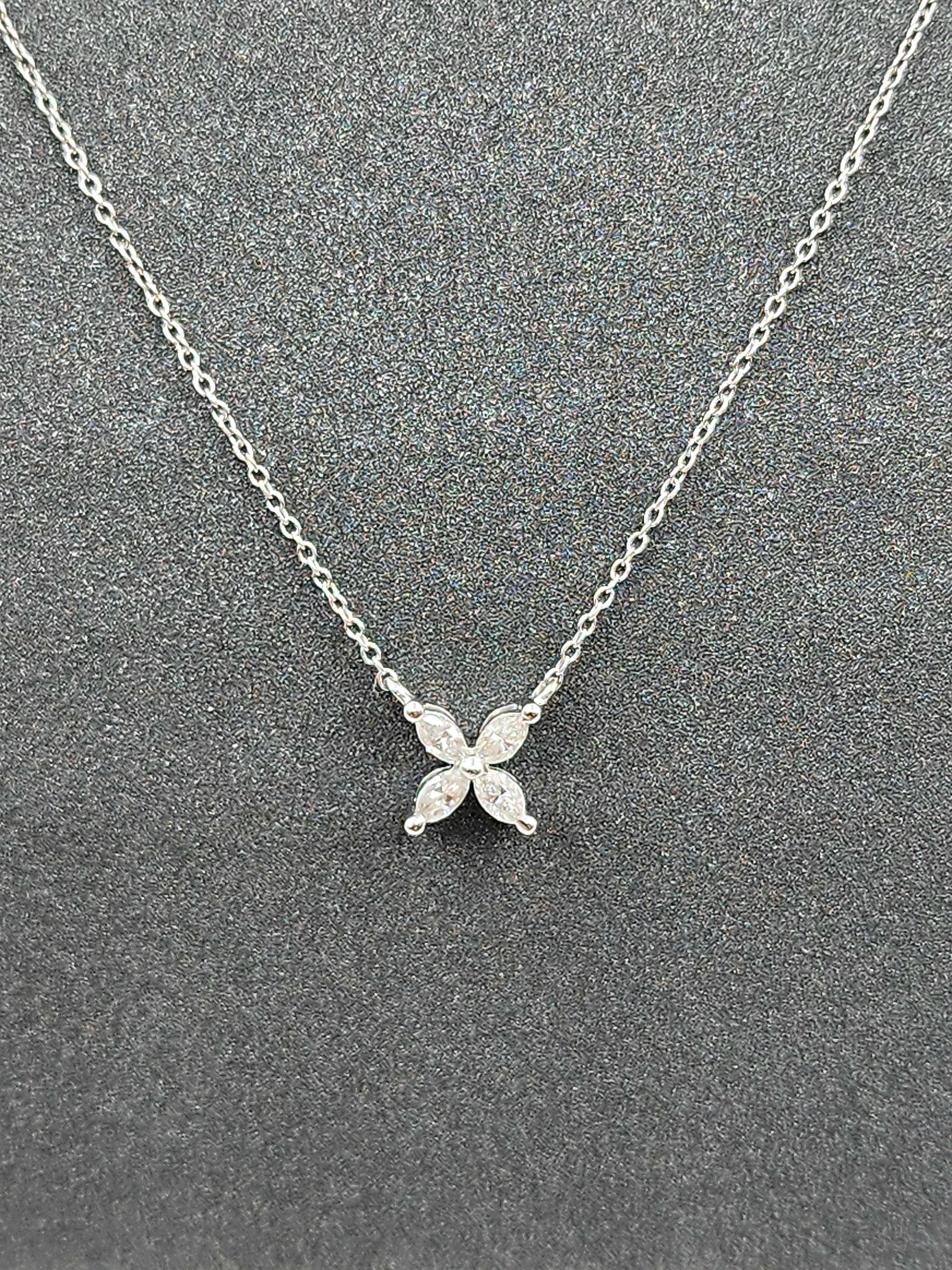 Moderno Ciondolo con diamante a forma di fiore di 0,25 carati in vendita