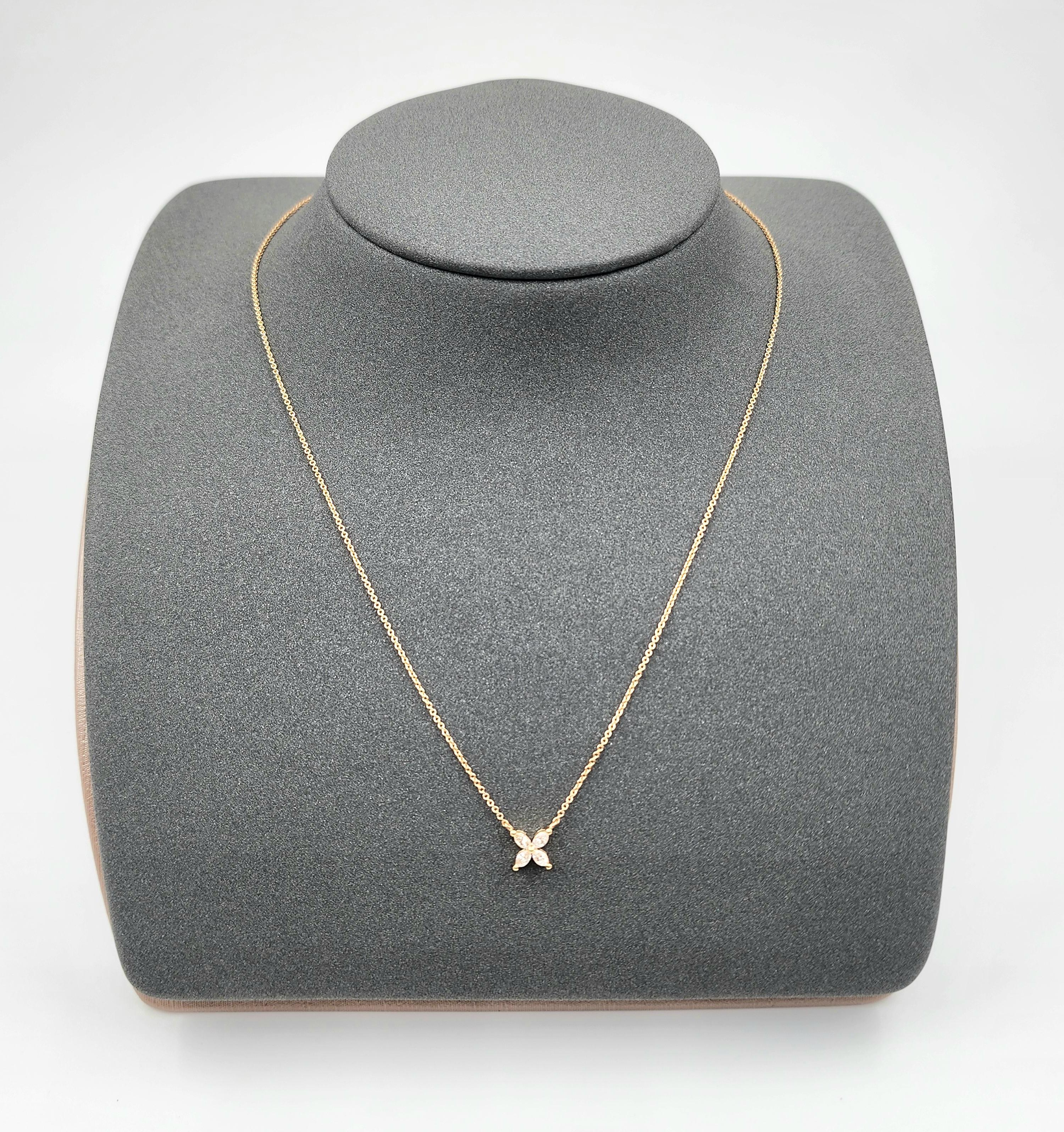 Questa elegante collana con ciondolo presenta un diamante taglio marquise da 0,25 carati incastonato in oro giallo 18 carati. I 4 diamanti hanno un colore G/H e una purezza SI1/SI2. Un pezzo raffinato e squisito per adornare la tua scollatura.