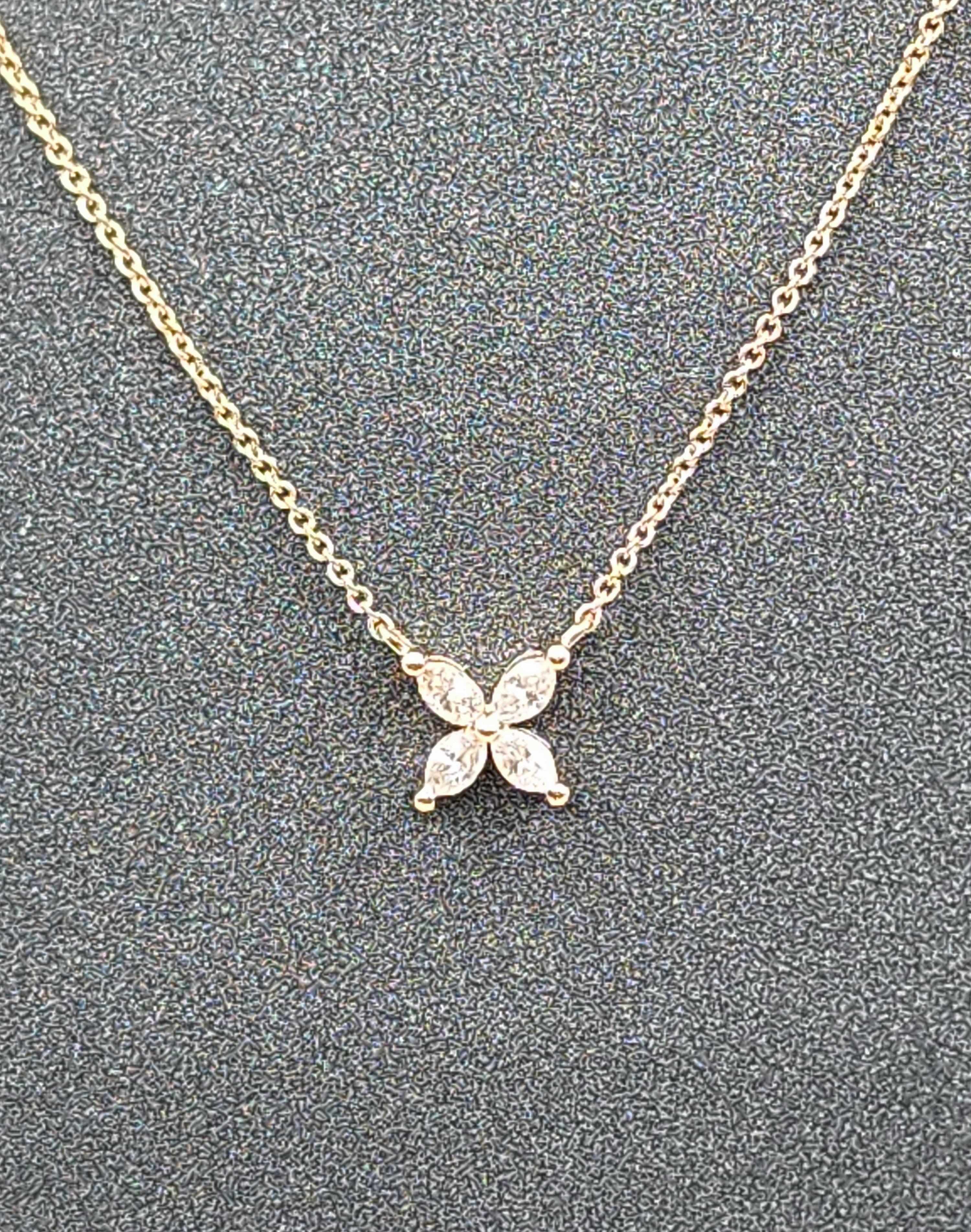 Moderno 0,25 Ciondolo con diamante a fiore Marquis in vendita