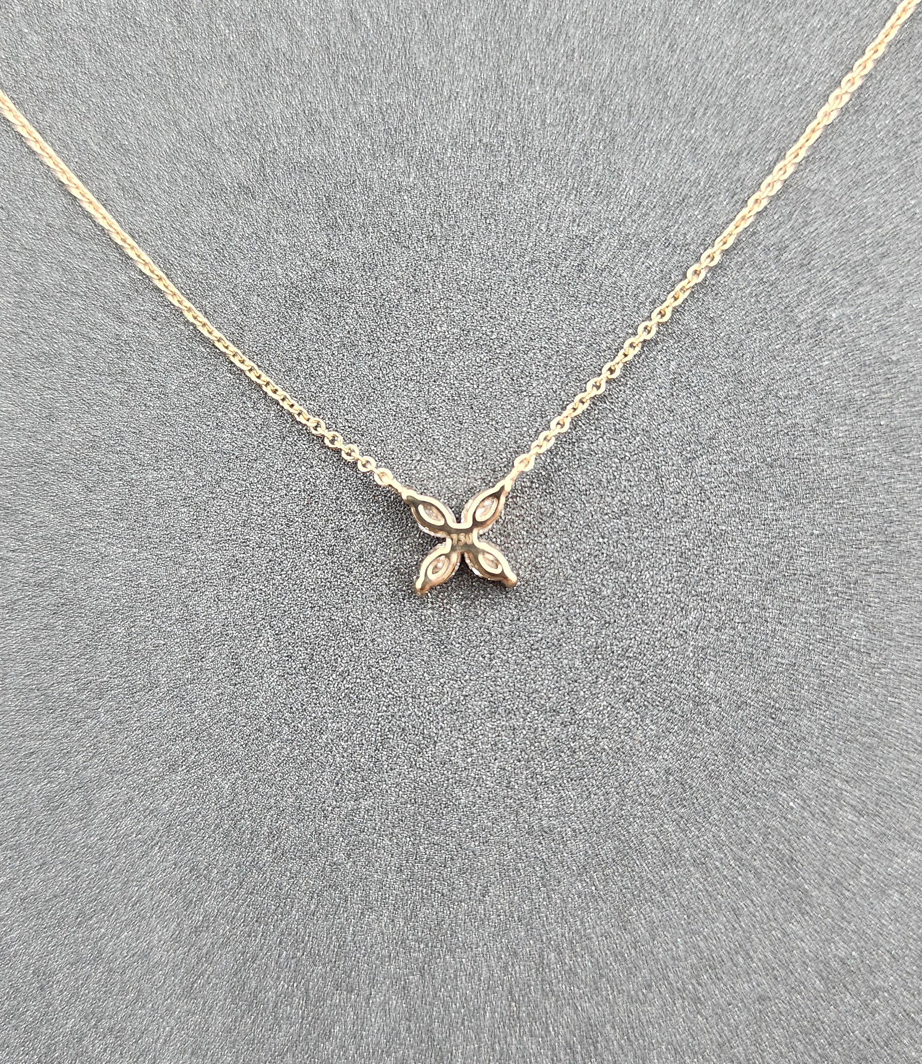 Taglio marquise 0,25 Ciondolo con diamante a fiore Marquis in vendita
