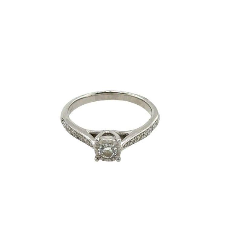 9ct White Gold Classic Solitaire Diamond Ring Set with 0.25ct of Total Diamonds

Additional Information:
Total Diamond Weight: 0.25ct
Diamond Colour: G/H
Diamond Clarity: Si
Total Weight: 2.8g
Width of the Band: 2.5mm
Width of the Head: 5.2mm
Ring