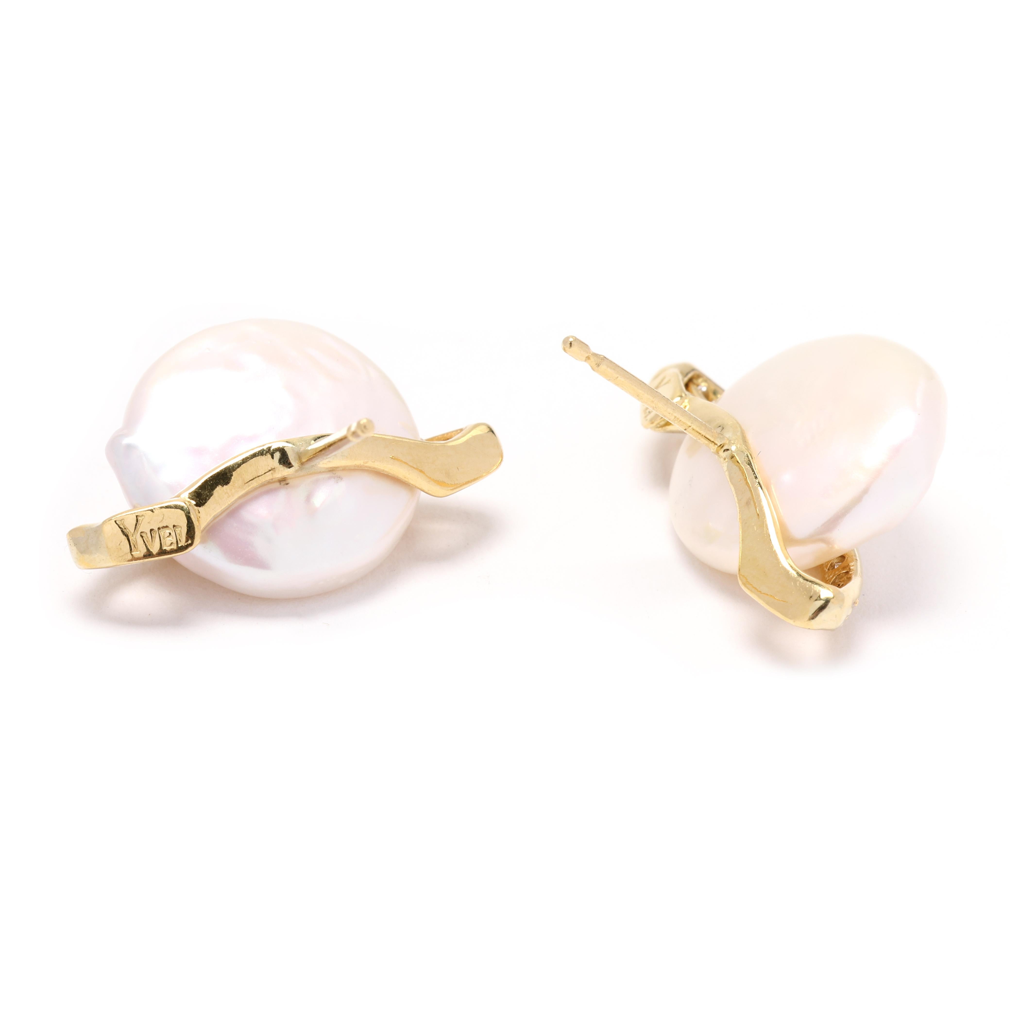 Ces magnifiques boucles d'oreilles en diamant et perle de 0,25 carat sont un choix intemporel et élégant pour ajouter une touche de sophistication à n'importe quelle tenue. Fabriquées en or jaune 18 carats, ces boucles d'oreilles présentent de