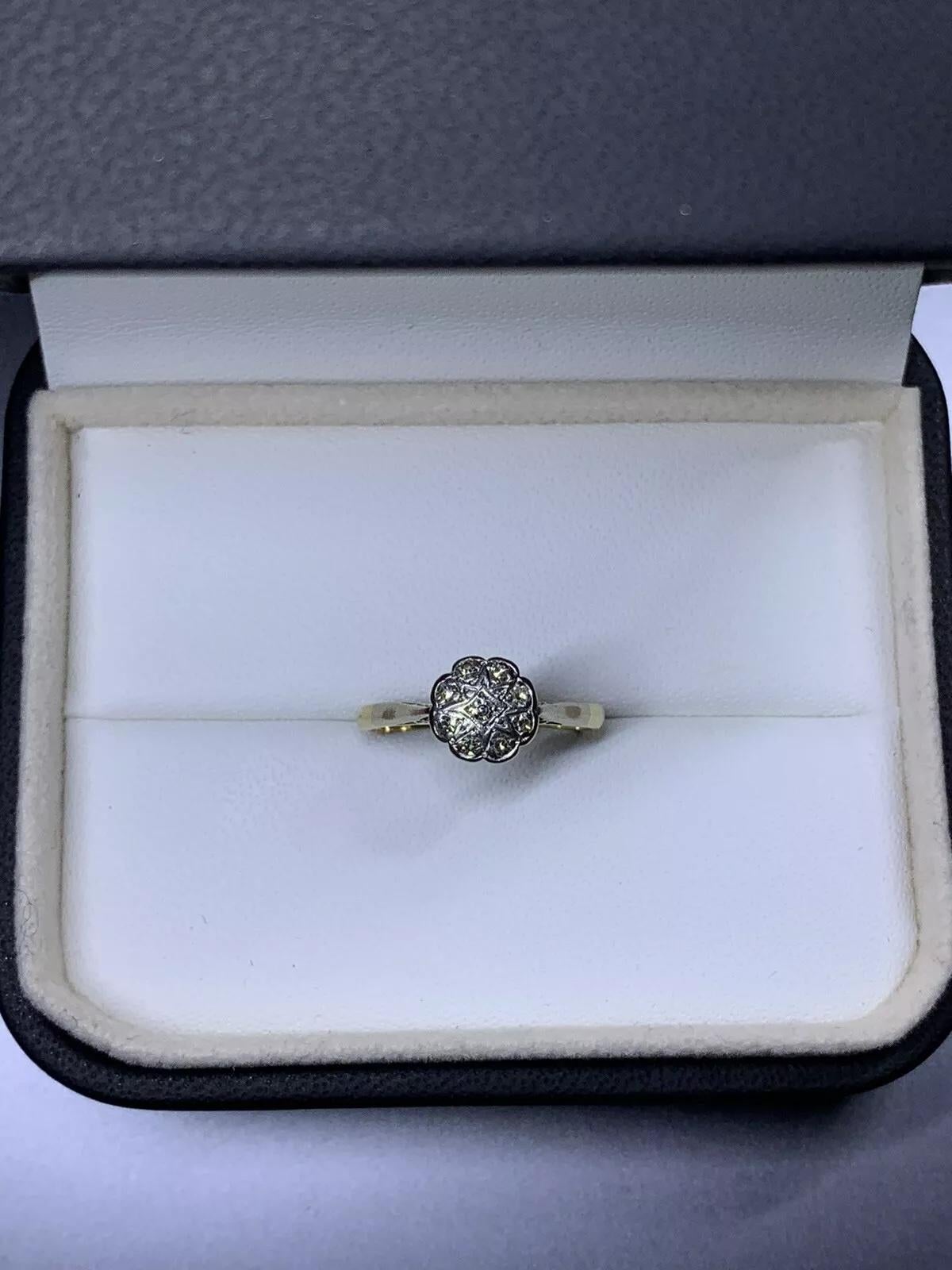 Bague de fiançailles solitaire massive ancienne en or jaune 18 carats et diamants 0,25 carat Unisexe en vente