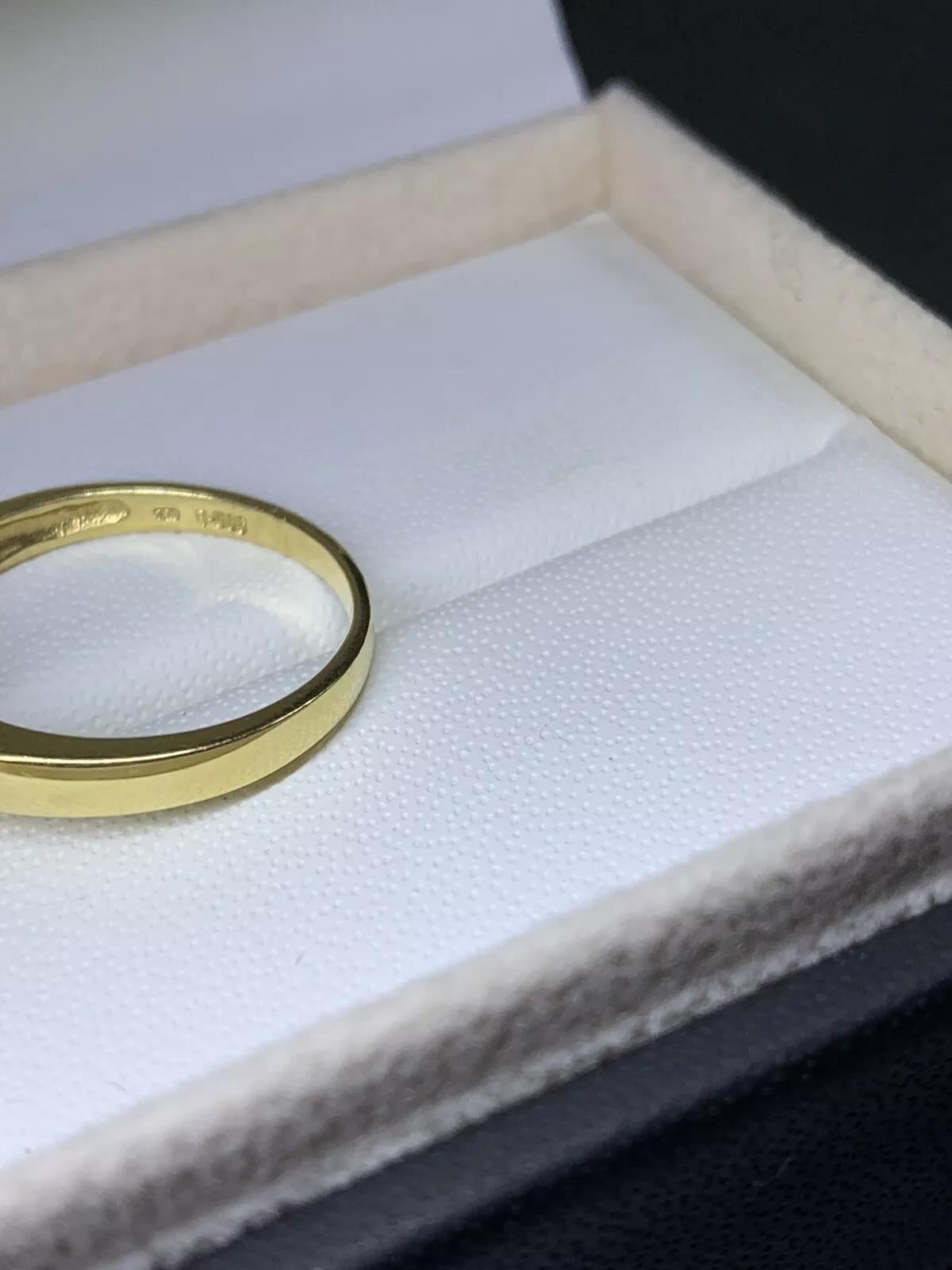 Cette magnifique bague en or jaune 18ct est ornée d'un magnifique diamant de taille ronde serti en grappe, idéal pour les fiançailles et les occasions spéciales. La bande est conçue dans un style chunky, ajoutant une touche d'élégance et de