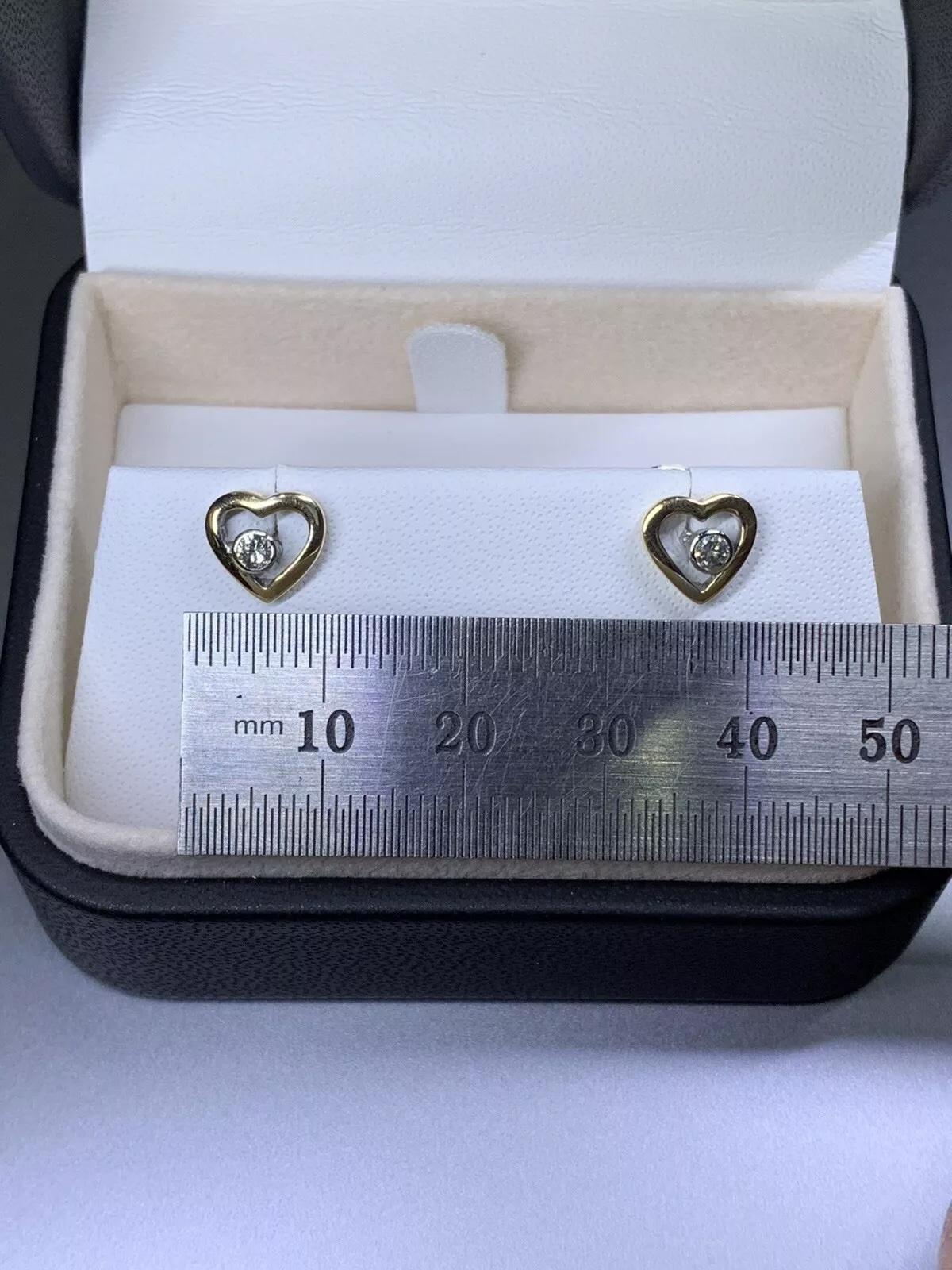 Questi splendidi orecchini con diamante sono un must per ogni collezione di gioielli. Con un peso totale di 0,25 carati, questi orecchini presentano due diamanti a taglio rotondo con un'intensità di colore F e un grado di chiarezza molto leggermente