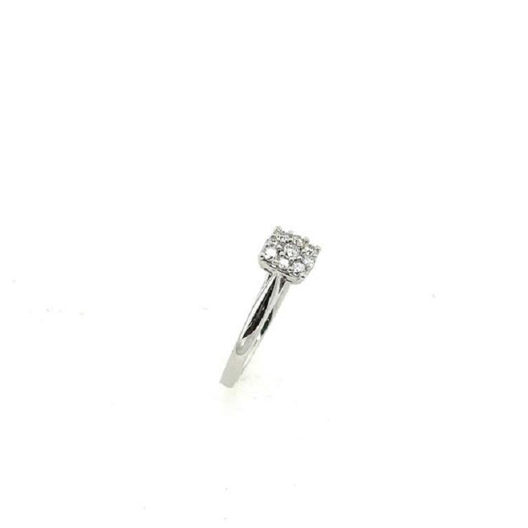 0.25ct Diamond Cluster Ring in 18ct White Gold In Good Condition For Sale In London, GB