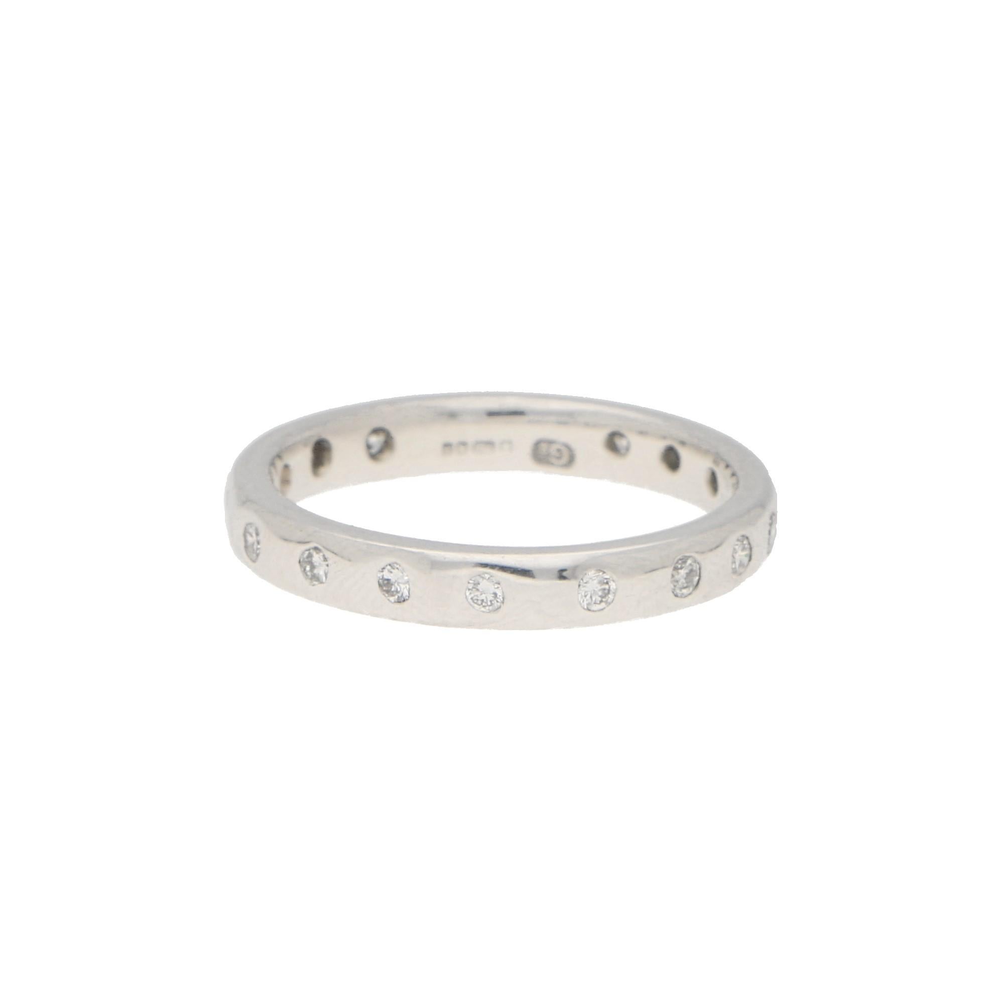 Un bellissimo anello di eternità con diamante incastonato in oro bianco 18 carati. 

L'anello è composto da 16 diamanti rotondi taglio brillante perfettamente incastonati in una fascia d'oro bianco di 3 mm.

Il peso totale dei diamanti è di circa