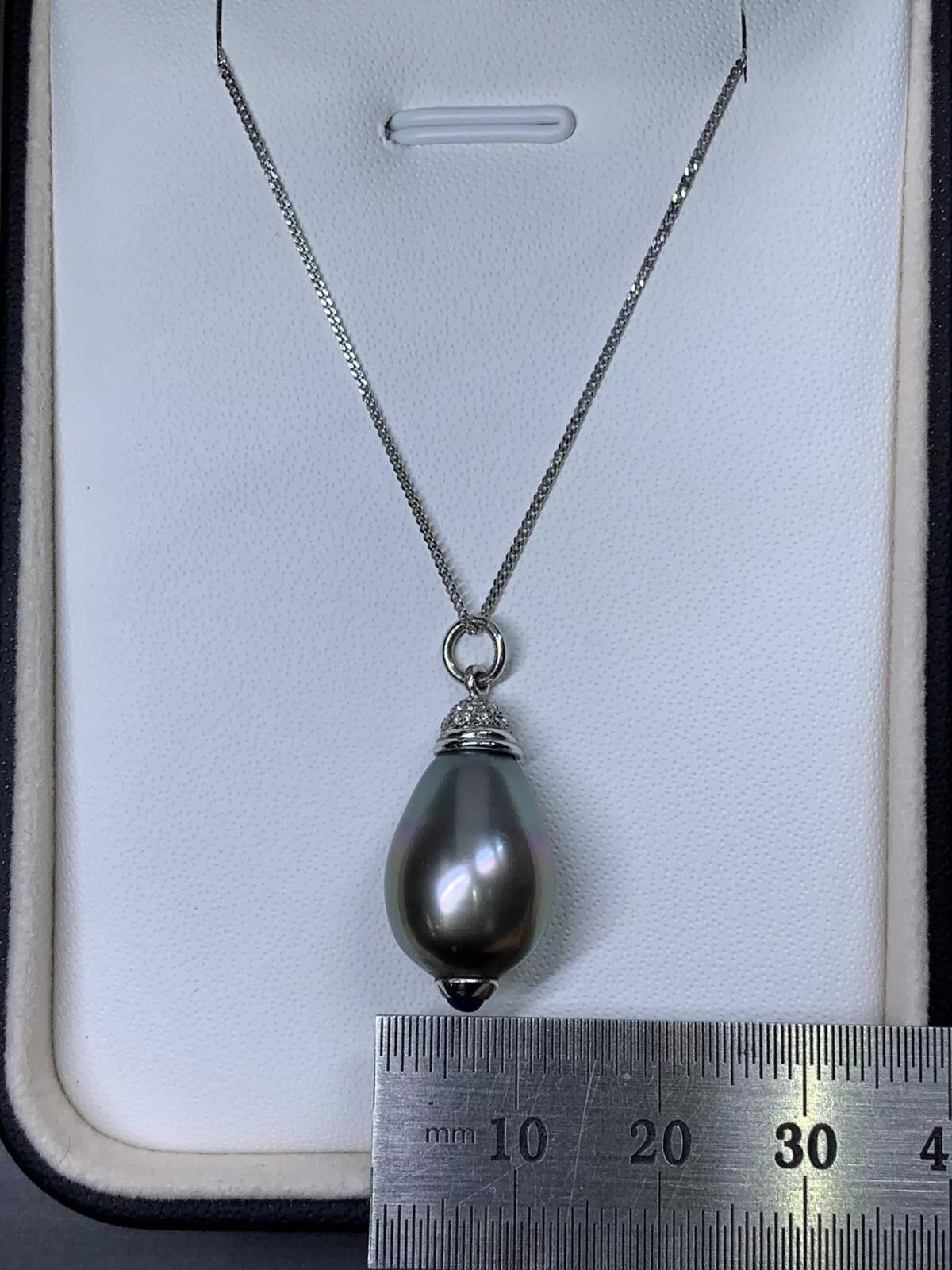 Collana con diamanti, zaffiri, perle tahitiane grigie e naturali da 0,25 carati in oro 18 ct.
Peso dello zaffiro 0,10ct blu profondo naturale.

Diamanti 0,25ct colore F chiarezza VS1.

Grande perla di Tahiti naturale grigia, vedi le immagini per le