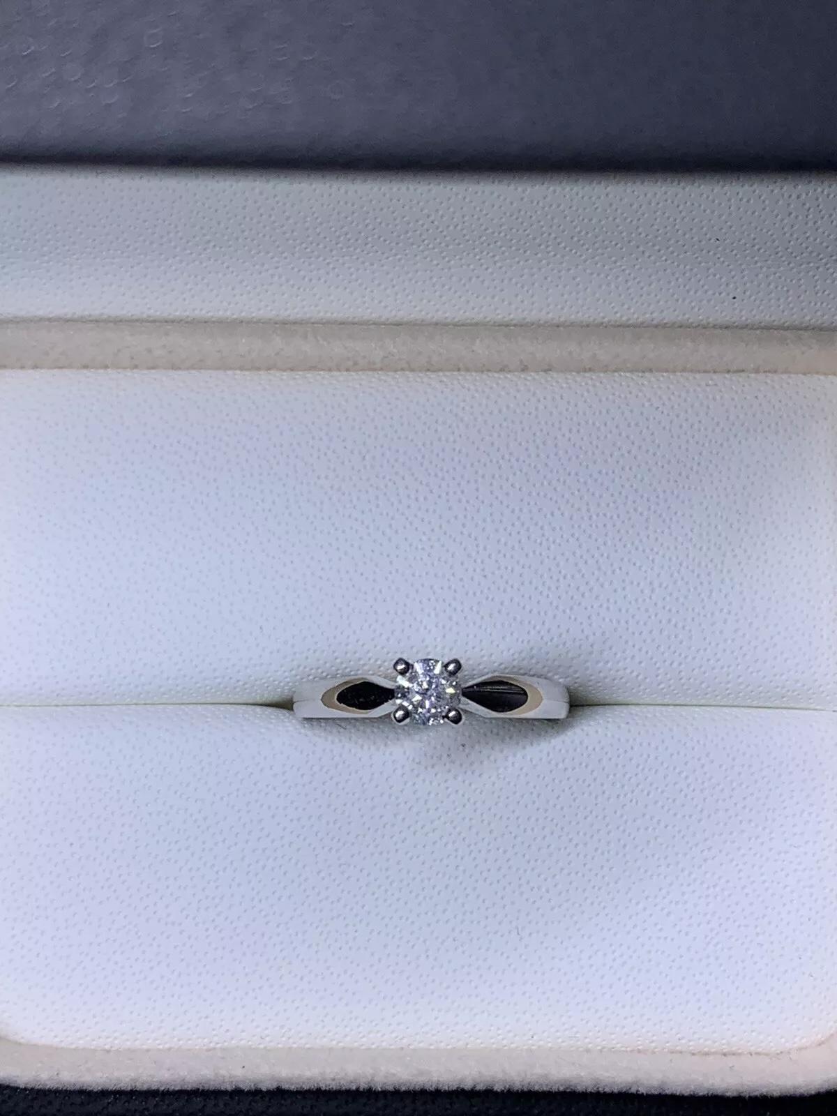 Taille ronde Bague de fiançailles solitaire en or blanc 18 carats avec diamant 0,25 carat en vente