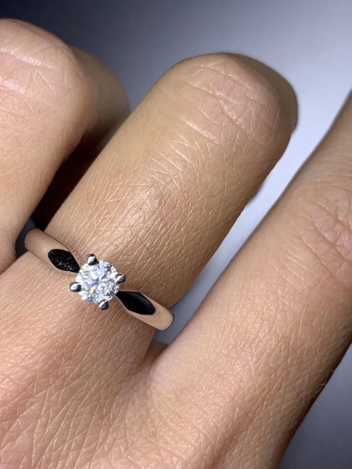 Bague de fiançailles solitaire en or blanc 18 carats avec diamant 0,25 carat Neuf - En vente à London, GB