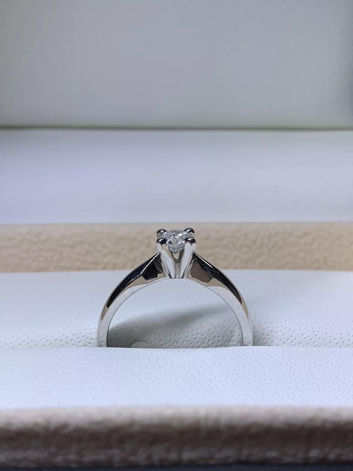 Bague de fiançailles solitaire en or blanc 18 carats avec diamant 0,25 carat Unisexe en vente
