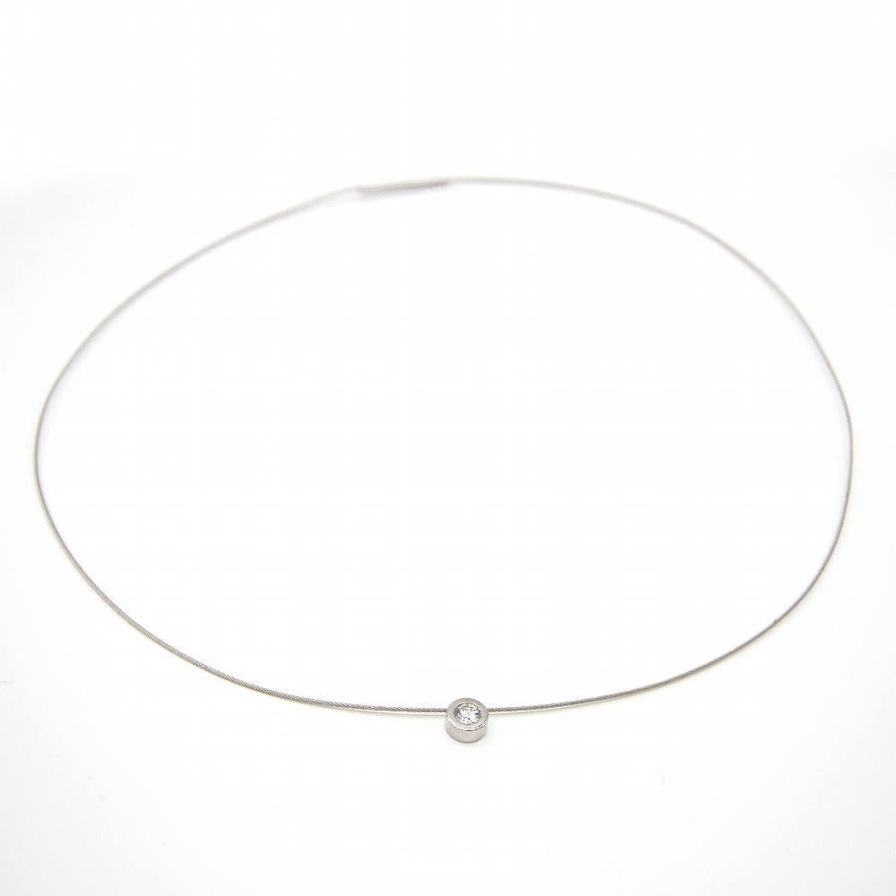 Collier tressé en diamant et acier pour femme  1x diamant taille brillant pesant 0,25ct en qualité G/VS2  3 grammes.  Fermoir tubulaire  Chaîne de 0,6 mm d'épaisseur  Mesures : Diamètre du pendentif 5,7mm  Produit neuf  Ref :.D363927SO