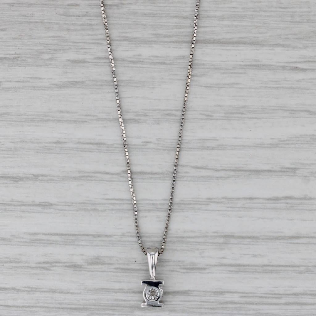 Informations sur les pierres précieuses :
- Diamant naturel -
Carats - 0.25ct 
Taille - Brilliante ronde
Couleur - G - H
Clarté - SI1

Métal : Or blanc 14k
Poids : 2.4 grammes 
Timbres : 14k
Style de chaîne : Chaîne en forme de boîte
Fermeture :