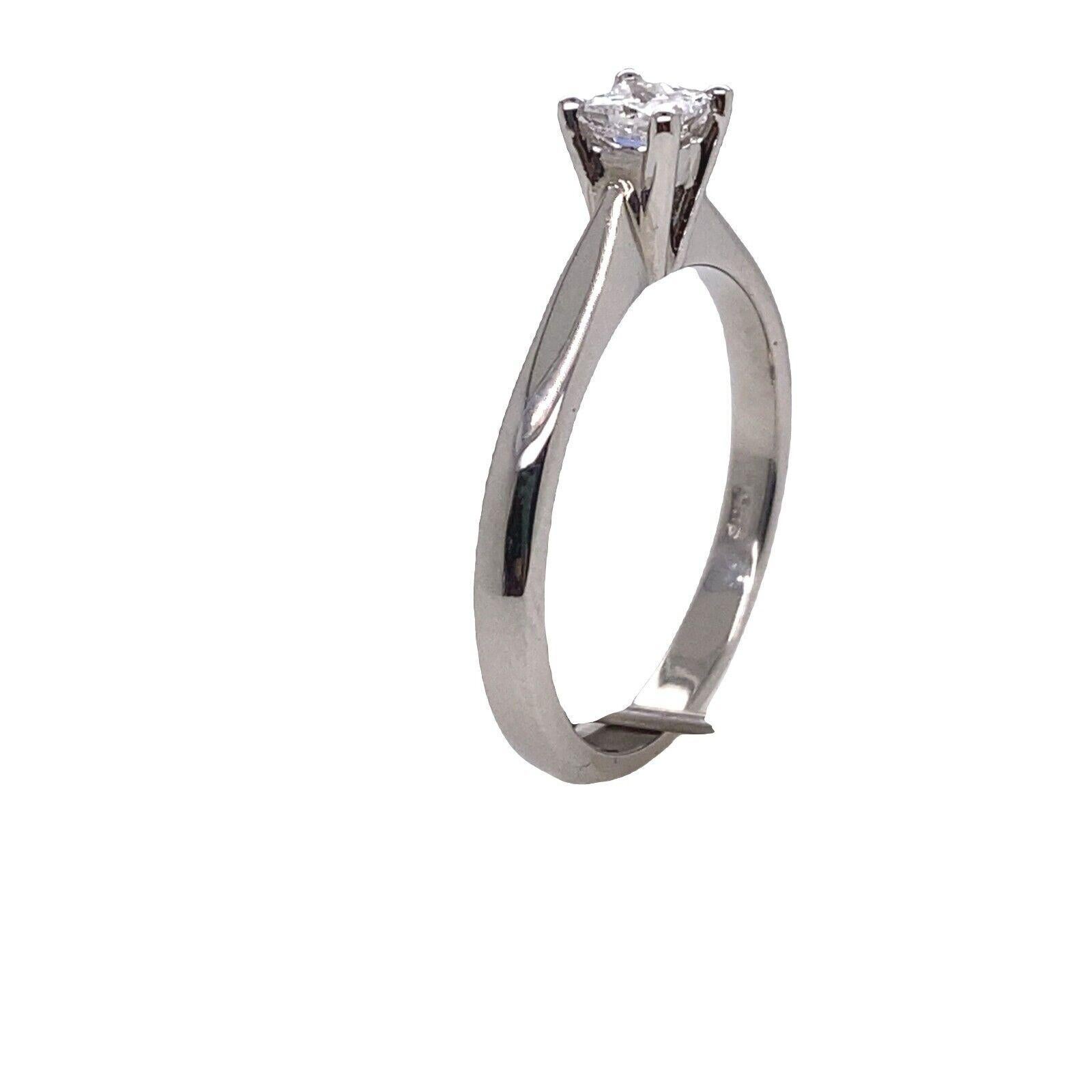 0.25ct F/VS1 Classic Princess Cut Solitaire Diamond Ring Set in Platinum In Excellent Condition For Sale In London, GB