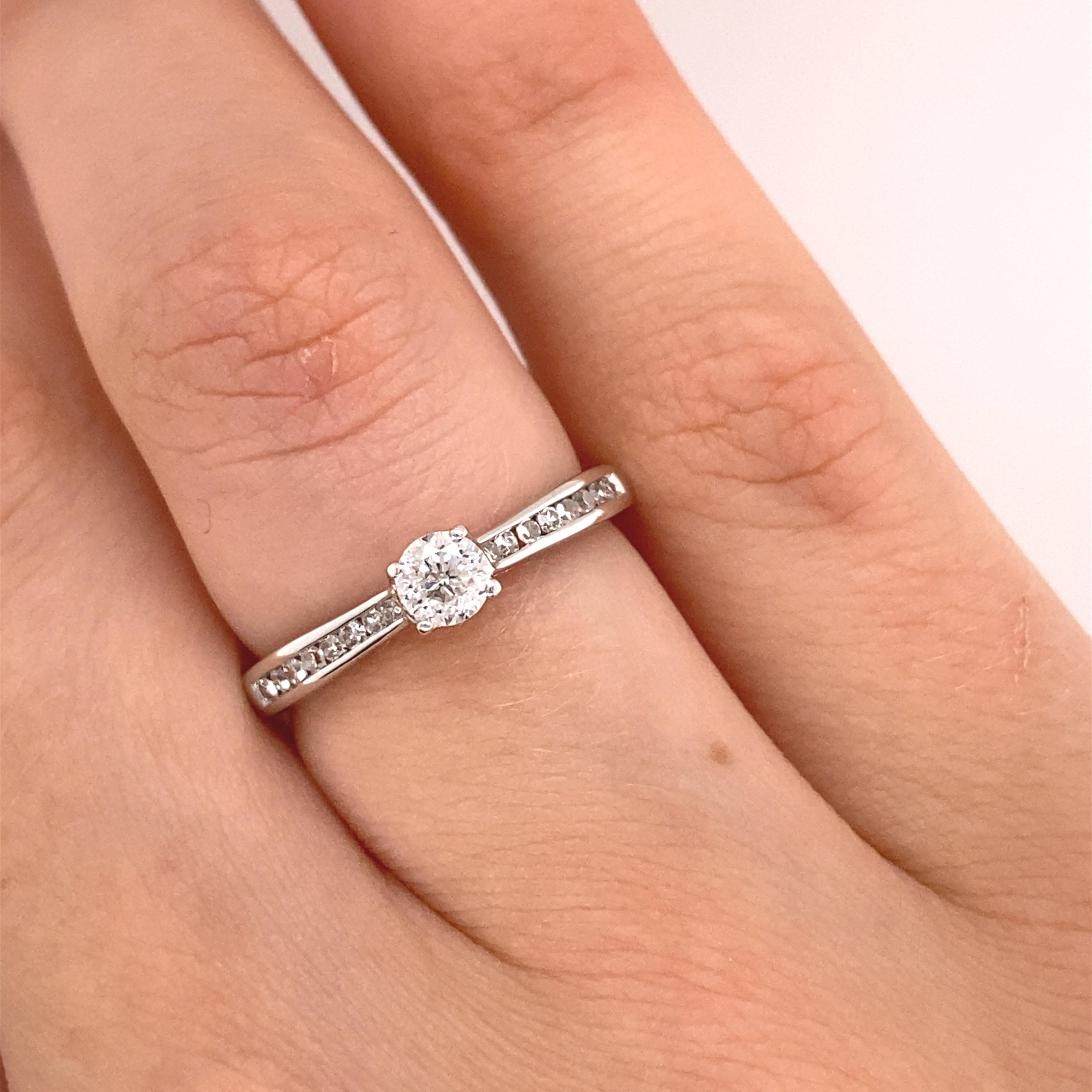 Bague solitaire avec diamant certifié IGI de 0,25 carat en or blanc 18 carats Pour femmes en vente