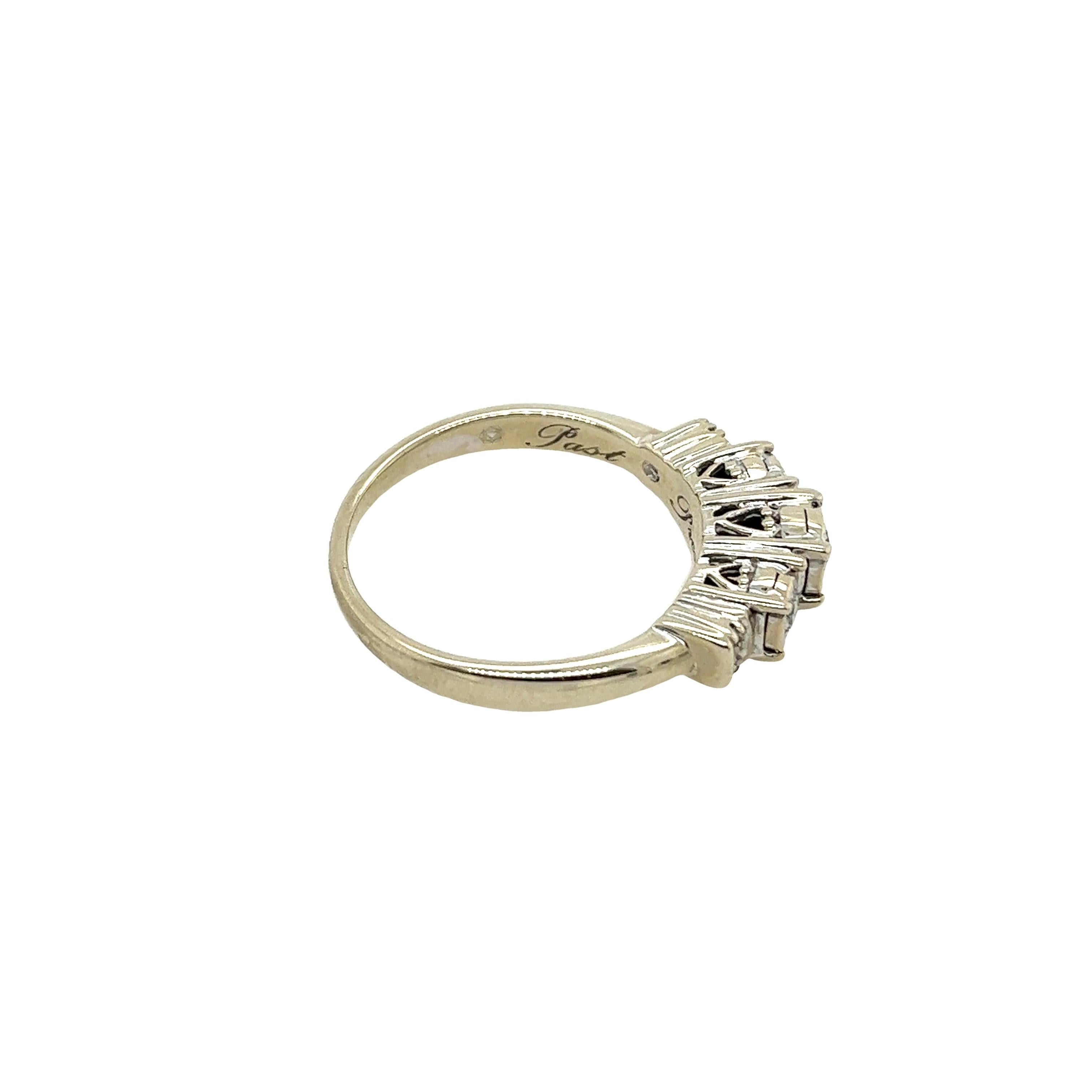 0.25ct Illusion 3 Stone Round Diamond Ring in 10ct Gold In Excellent Condition For Sale In London, GB