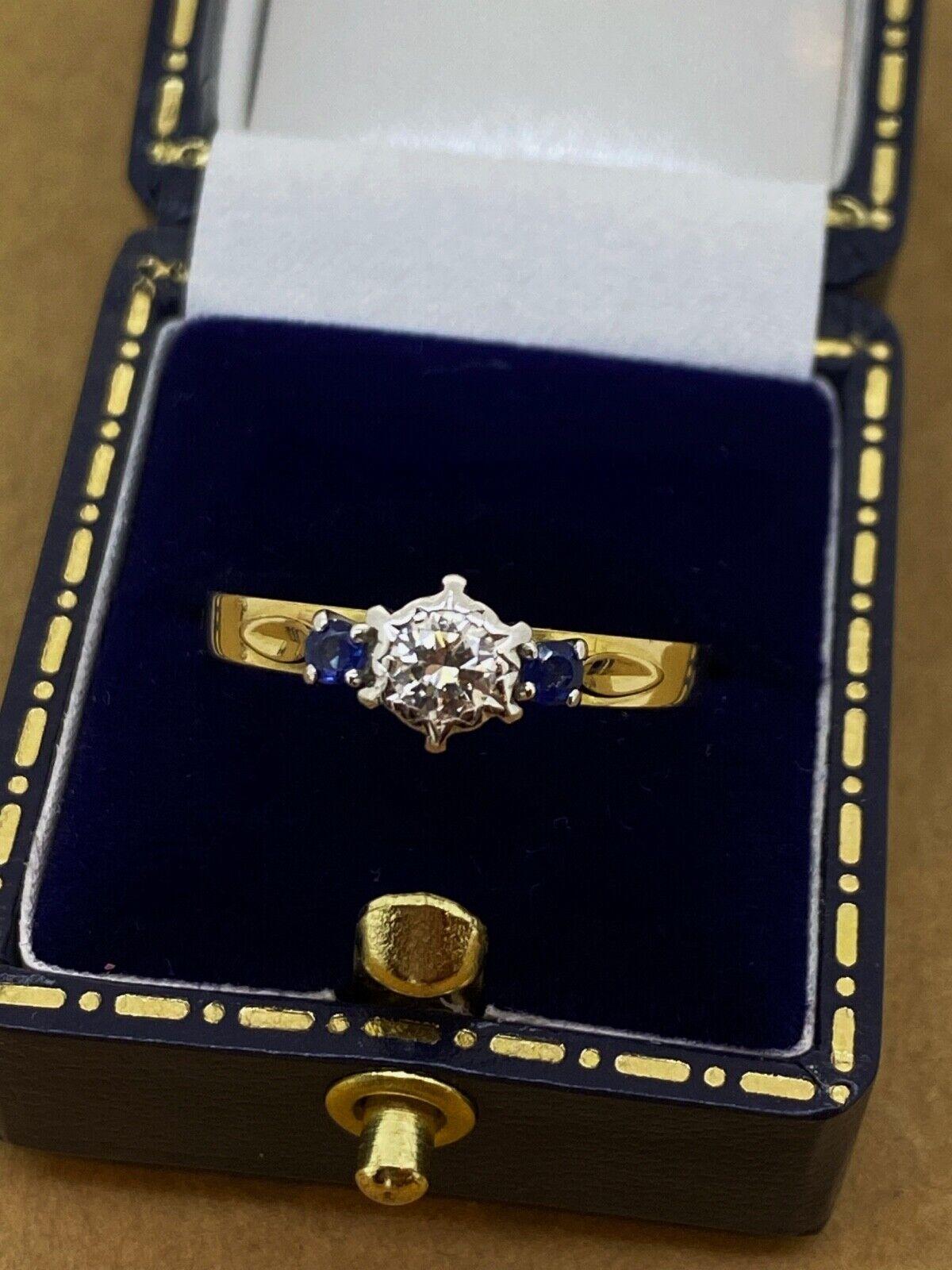 Questo splendido gioiello è Retro, 
risalente ai primi anni '60, 
ma è in ottime condizioni 

~~

Fatto a mano & 
del classico e intramontabile design a 3 pietre, 
l'anello è incastonato centralmente con 
un raro e ricercato diamante con taglio
