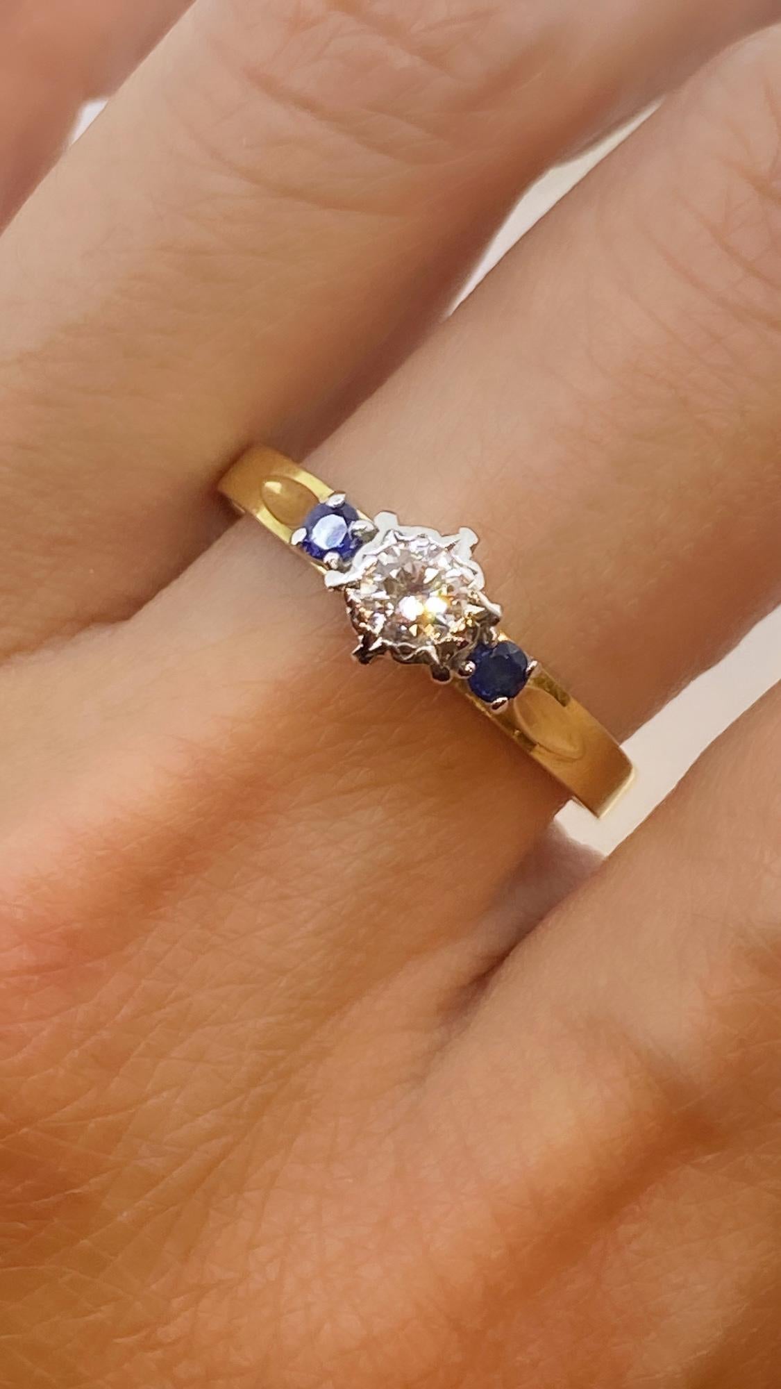 Taglio antico europeo Anello retrò a tre pietre con diamante e zaffiro taglio vecchio europeo da 0,25 carati in 18 carati e platino. in vendita